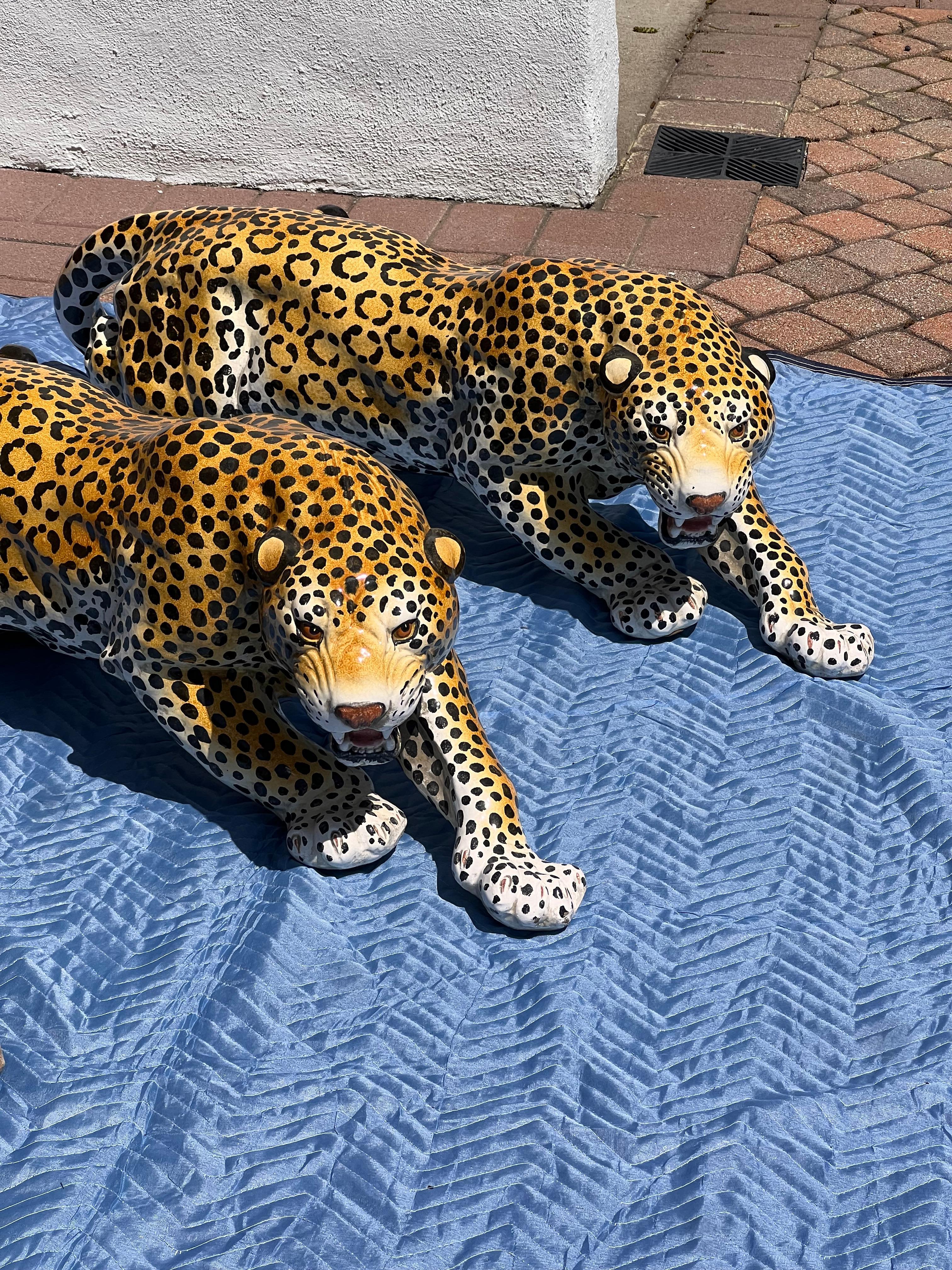 Pareja de monumentales leopardos de cerámica italiana de época, mediados del siglo XX Moderno de mediados de siglo