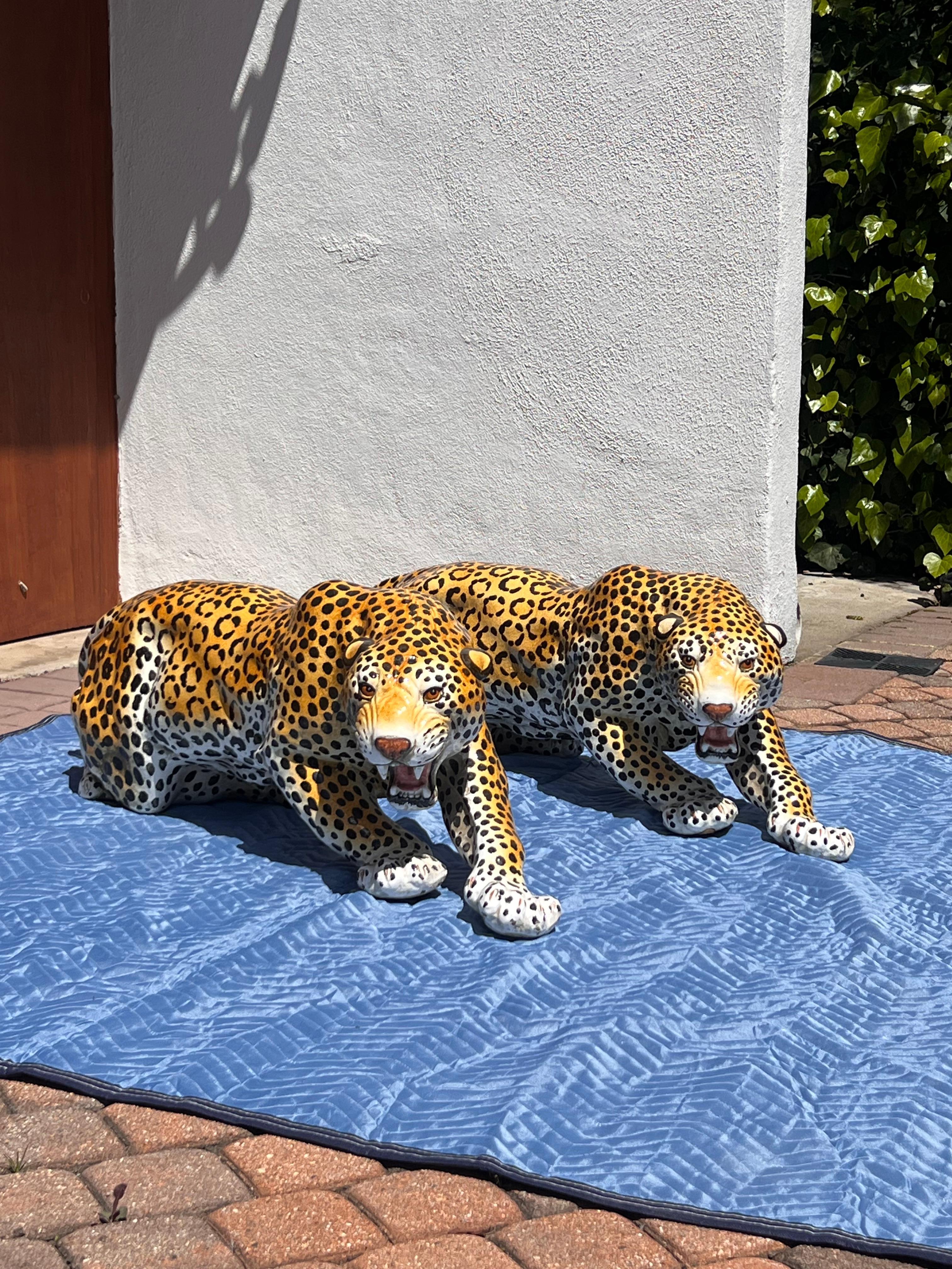 Pareja de monumentales leopardos de cerámica italiana de época, mediados del siglo XX Italiano