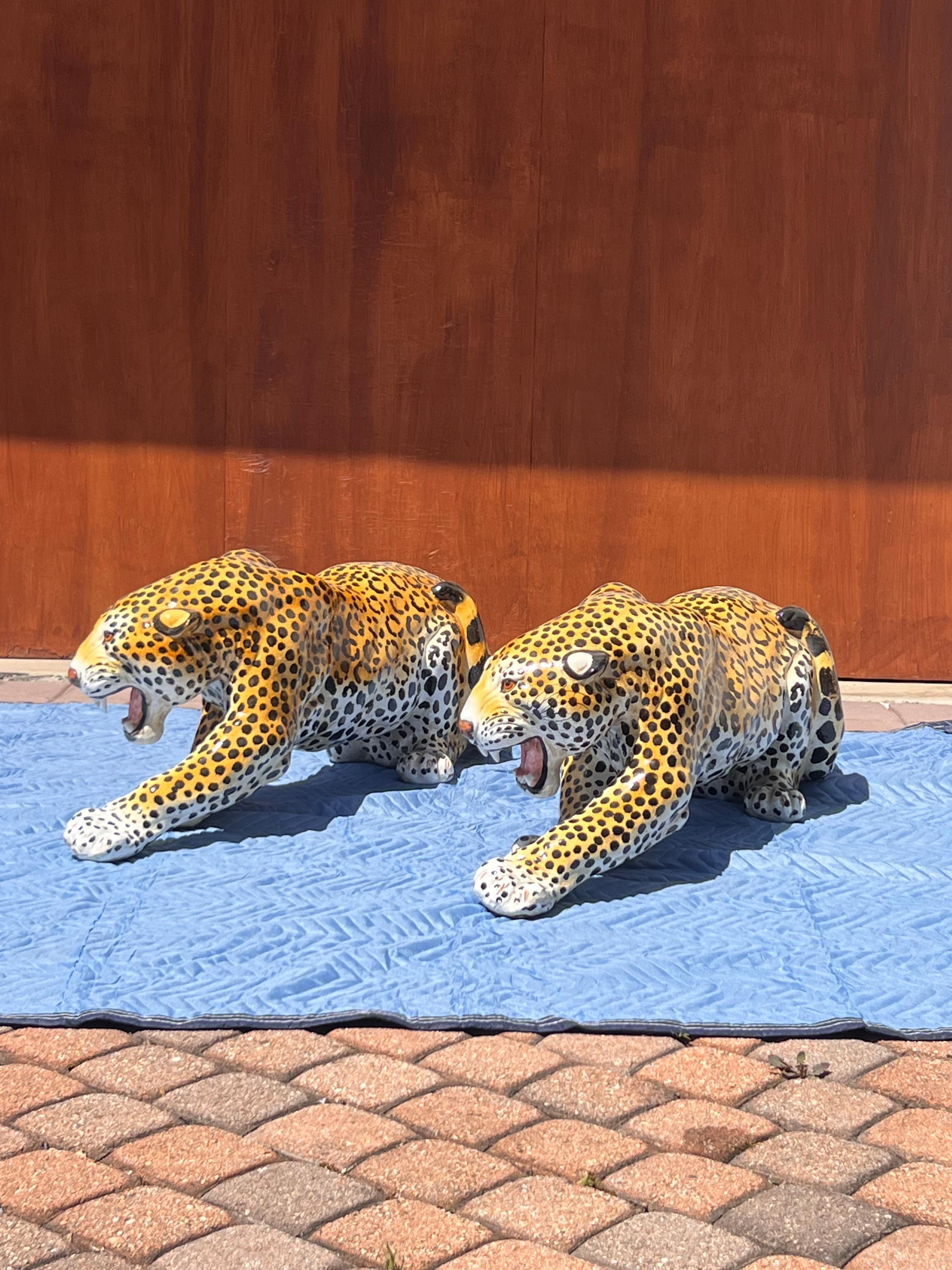 Pareja de monumentales leopardos de cerámica italiana de época, mediados del siglo XX Glaseado