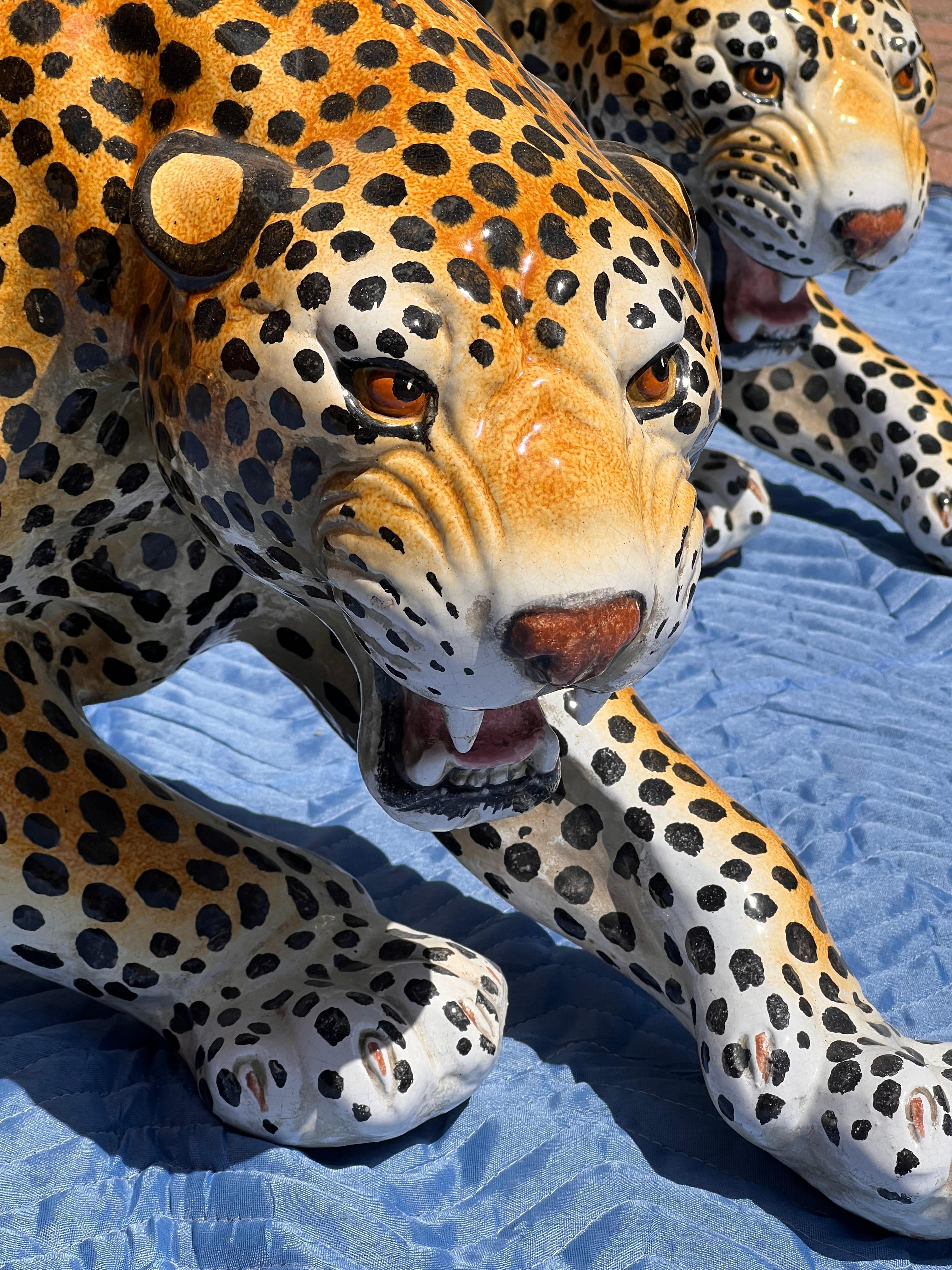 Pareja de monumentales leopardos de cerámica italiana de época, mediados del siglo XX en Bueno Estado en View Park, CA