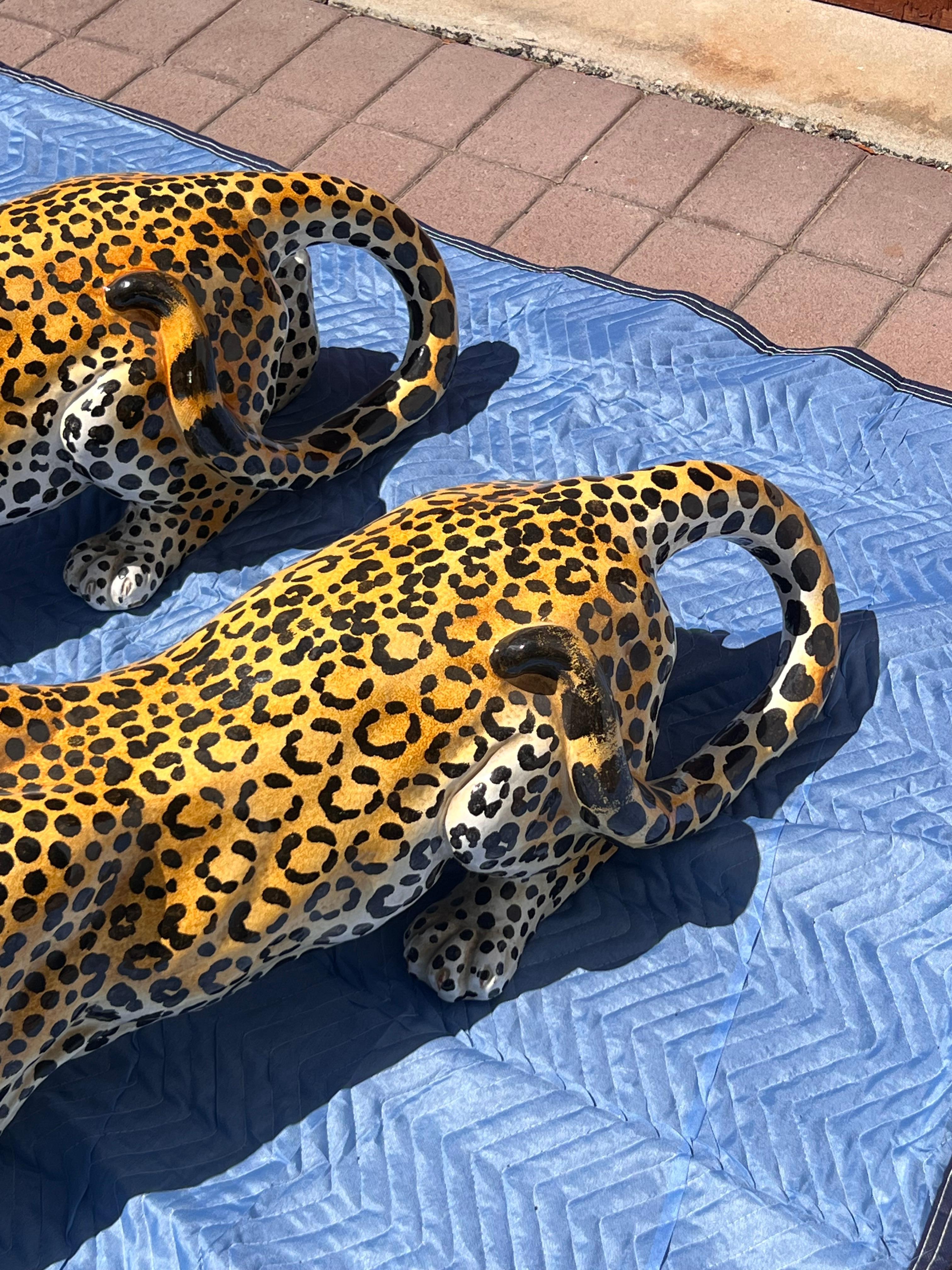 Pareja de monumentales leopardos de cerámica italiana de época, mediados del siglo XX finales del siglo XX