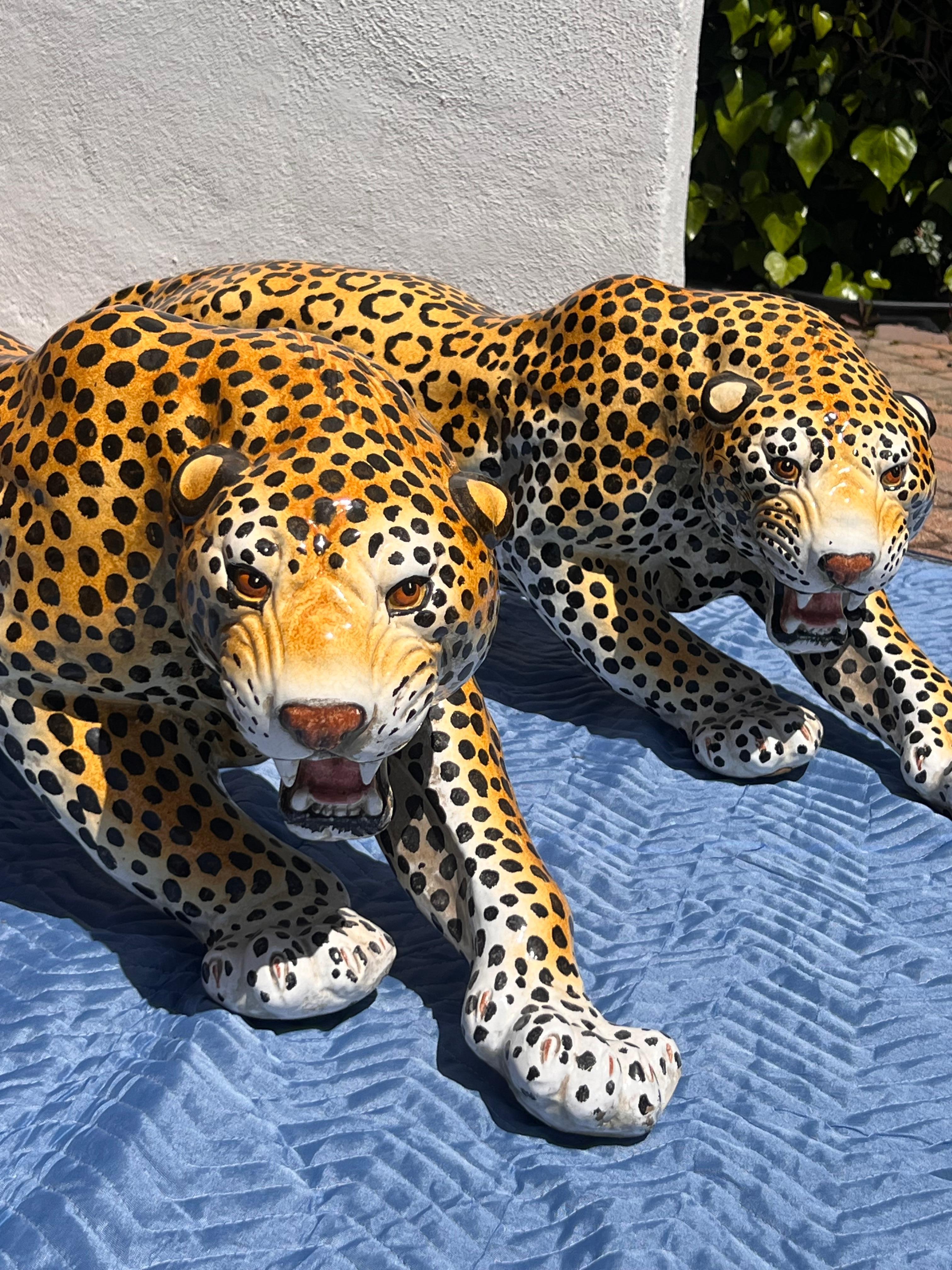 Pareja de monumentales leopardos de cerámica italiana de época, mediados del siglo XX Cerámico