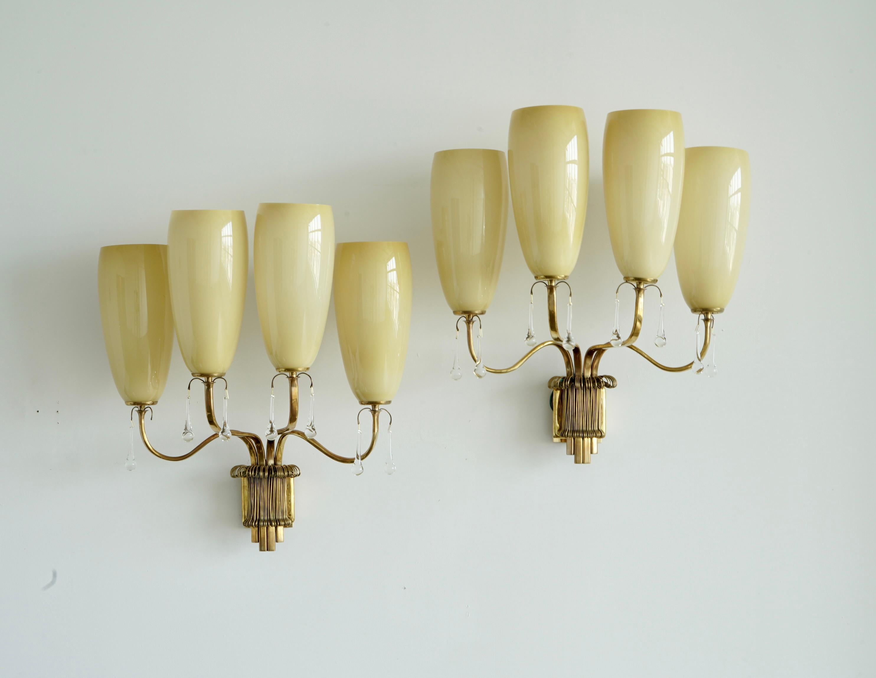 Ein Paar monumentaler Wandleuchten, entworfen von Paavo Tynell für Taito, Oy. Finnland Circa Mitte. 1940er Jahre.
Messingrahmen mit (4) Armen und (4) Edison-Fassungen. Mundgeblasene Glasschirme.
Neu verkabelt mit UL-Zertifizierung.
Abmessungen: H
