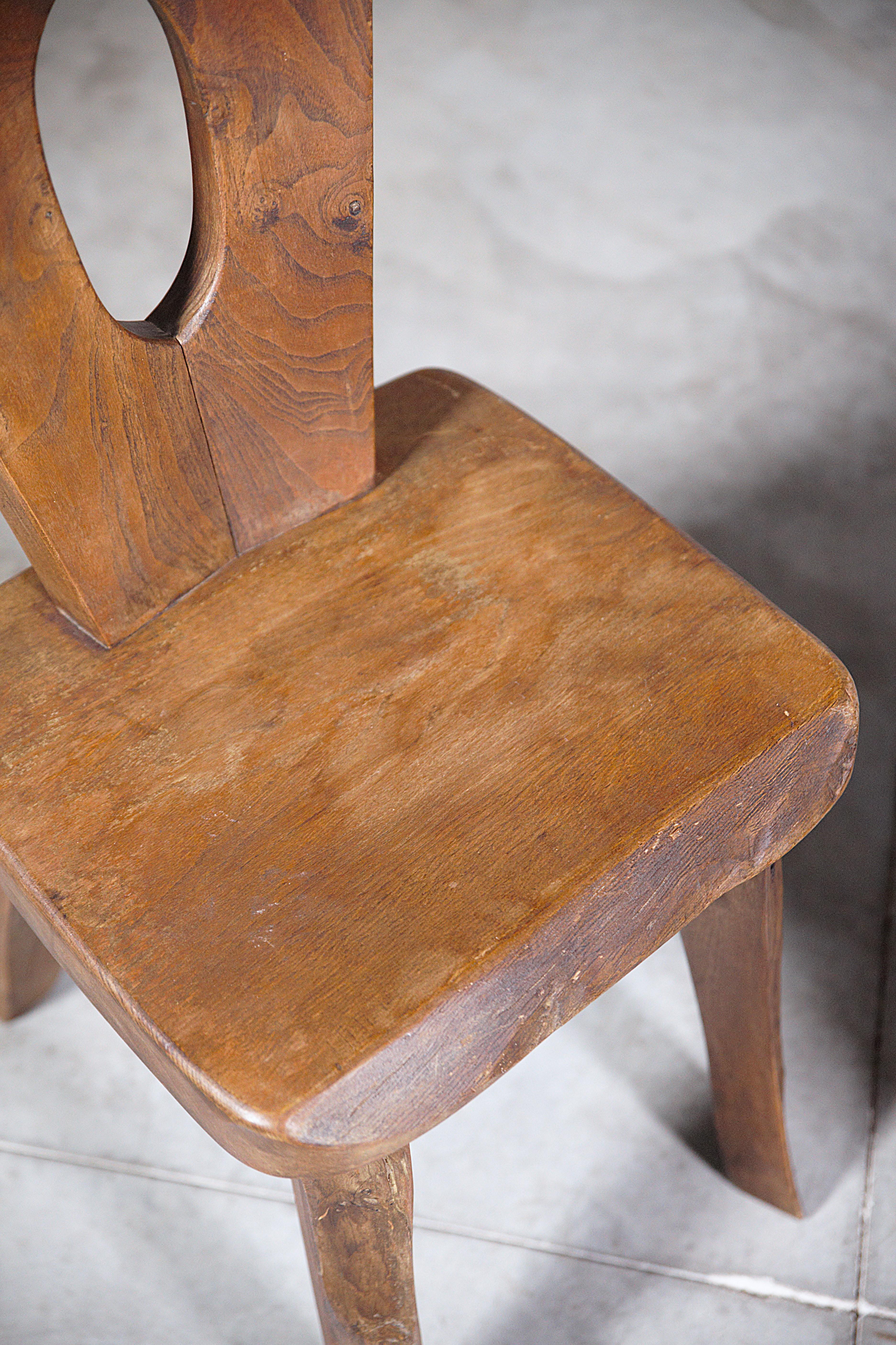 A Pair of Mountain Dining Chairs by Aranjou France 1970's im Zustand „Gut“ im Angebot in HYÈRES, FR