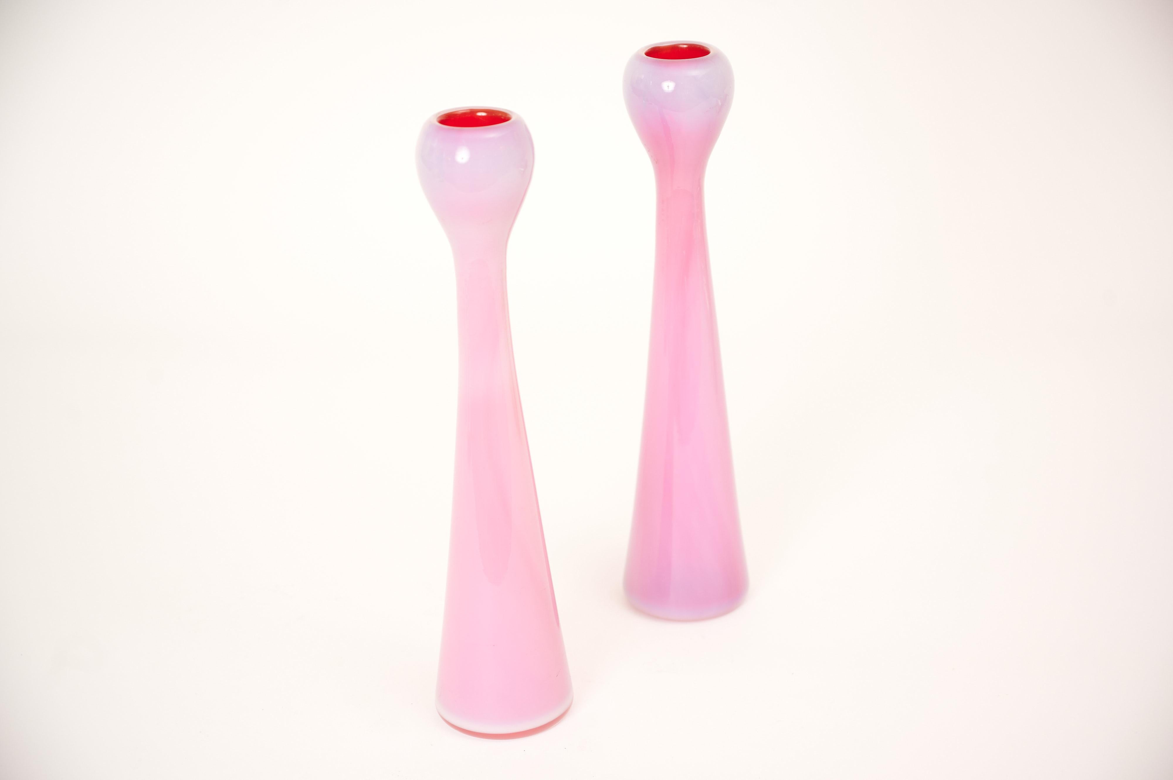 Une paire d'élégants chandeliers rose laiteux/blanc avec un centre contrastant presque rouge

Produit à Murano dans les années 1960 par Barovier & Toso. 

L'étiquette originale est présente. (Voir les images).