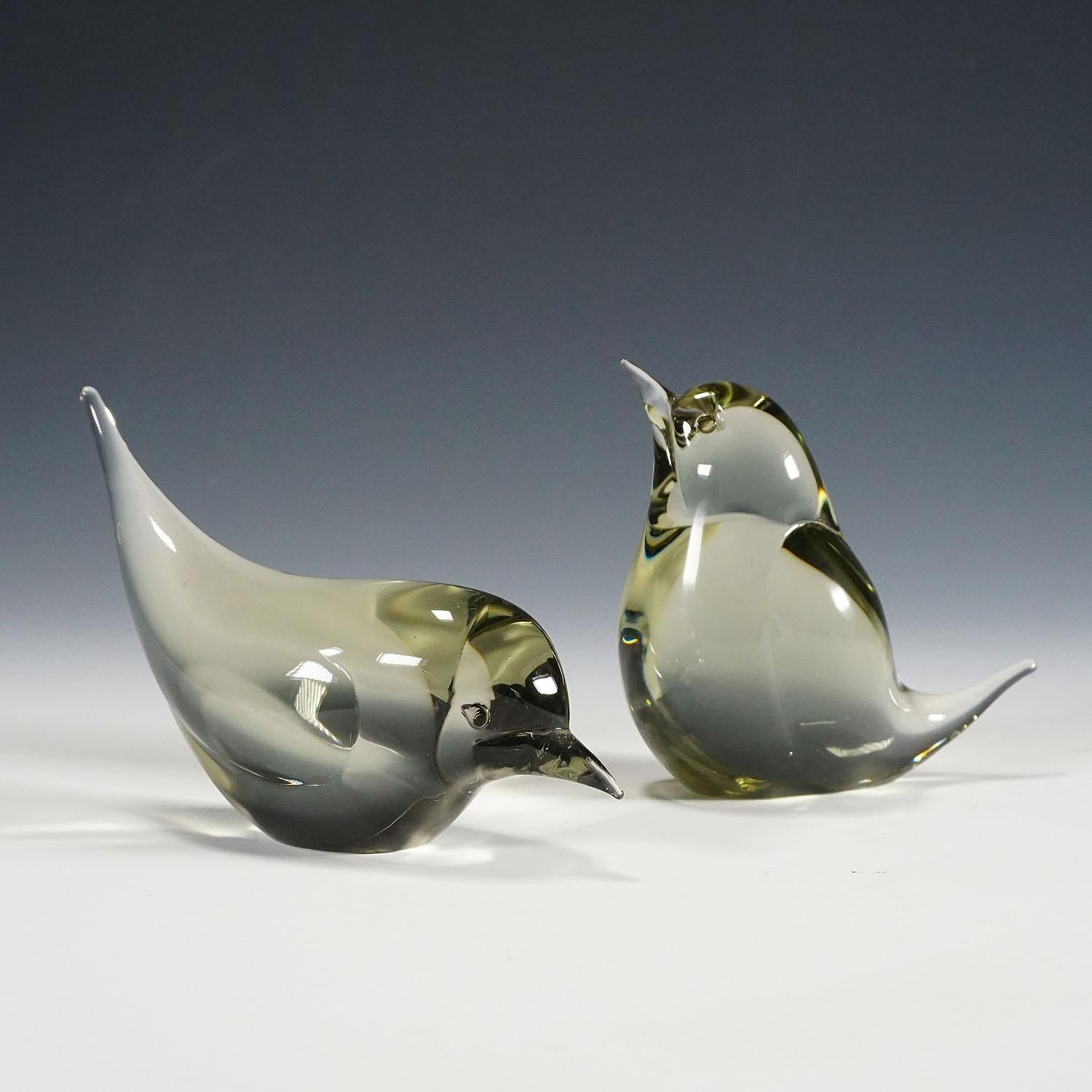 A pair stylized sculptures of little birds in smoke grey glass. They are handmade in the gral glass manufactory, Germany. Designed by Livio Seguso, circa 1970. Base with incised signatures of the artist (LS) and factory lables.

Lit.: gralglas