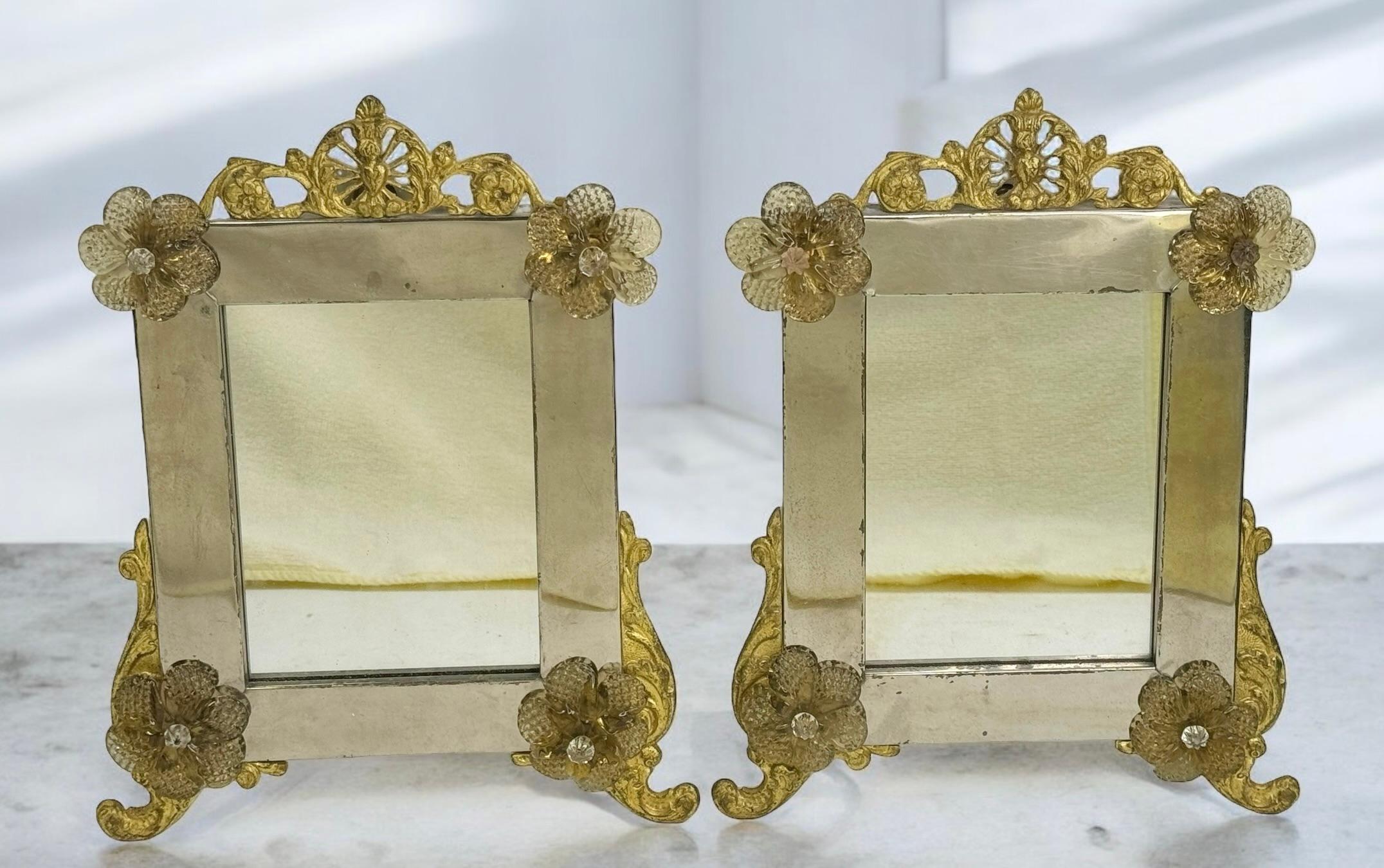 Ein wunderschönes, schwer zu findendes Paar Murano-Glasspiegel, umgeben von handgefertigten vergoldeten Bronzebeschlägen und farbigen Rauchglasblumen. Mit geringen Gebrauchsspuren, wie sie bei Alter und Gebrauch zu erwarten sind. Eine schöne