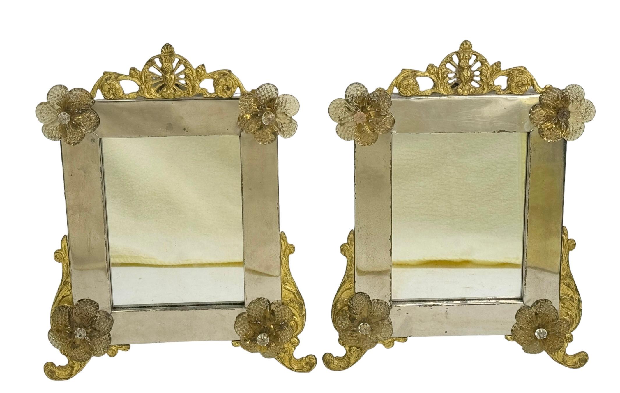 Ein Paar Murano-Glasspiegel mit geräucherten Blumen 1950er Jahre, Italien Venedig-Venedig (Hollywood Regency) im Angebot