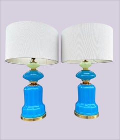 Une paire de lampes en verre opalin de Murano signées Cenedese, avec socle et ferrures en laiton