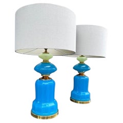 Une paire de lampes en verre opalin de Murano signées Cenedese, avec socle et ferrures en laiton