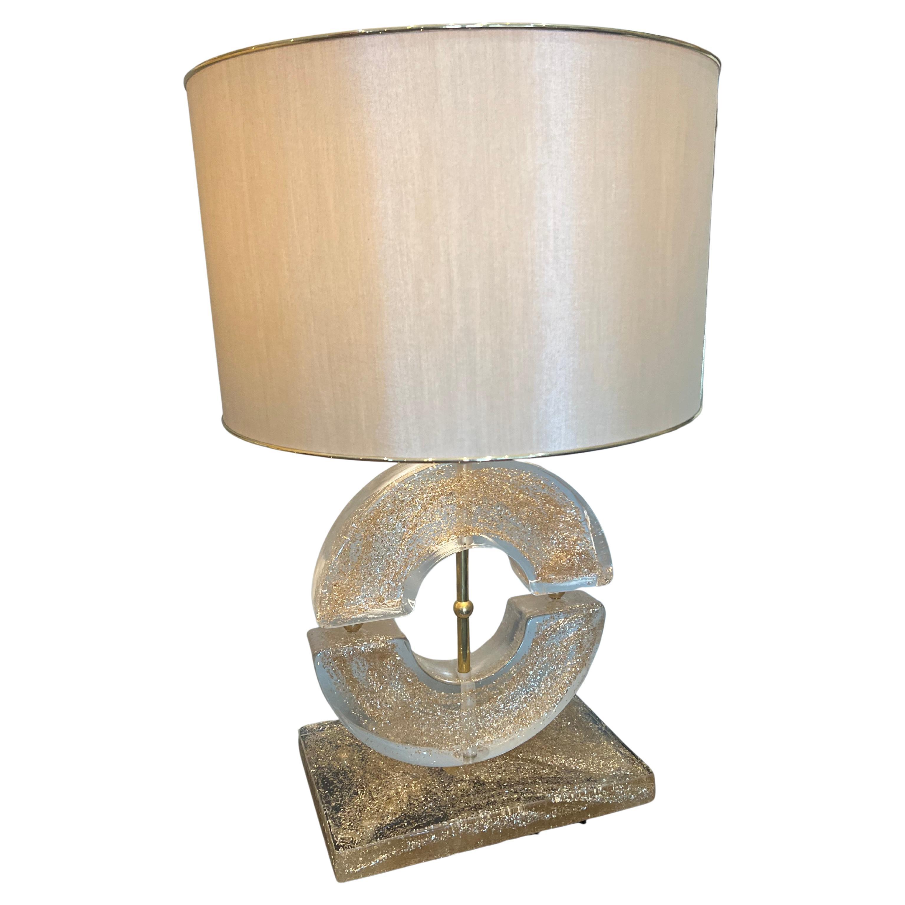 Paire de lampes de Murano avec poussière d'or

Chaque lampe est fabriquée en verre de Murano. Le corps de la lampe est de forme circulaire et repose sur une base rectangulaire. Elle possède un bel abat-jour en forme de cylindre. 

Condit est très