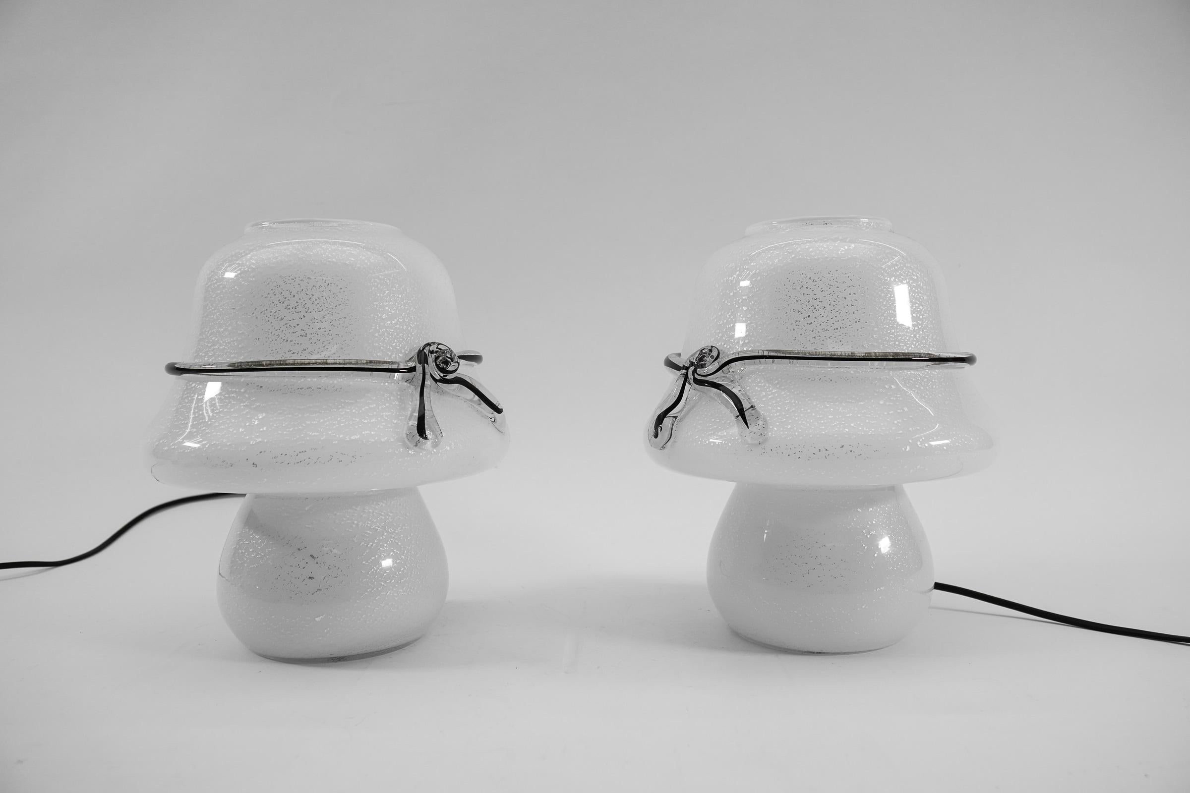 Mid-Century Modern Pair of Murano Mushroom Table Lamps with Enclosed Silver Platelets, 1960s For Sale