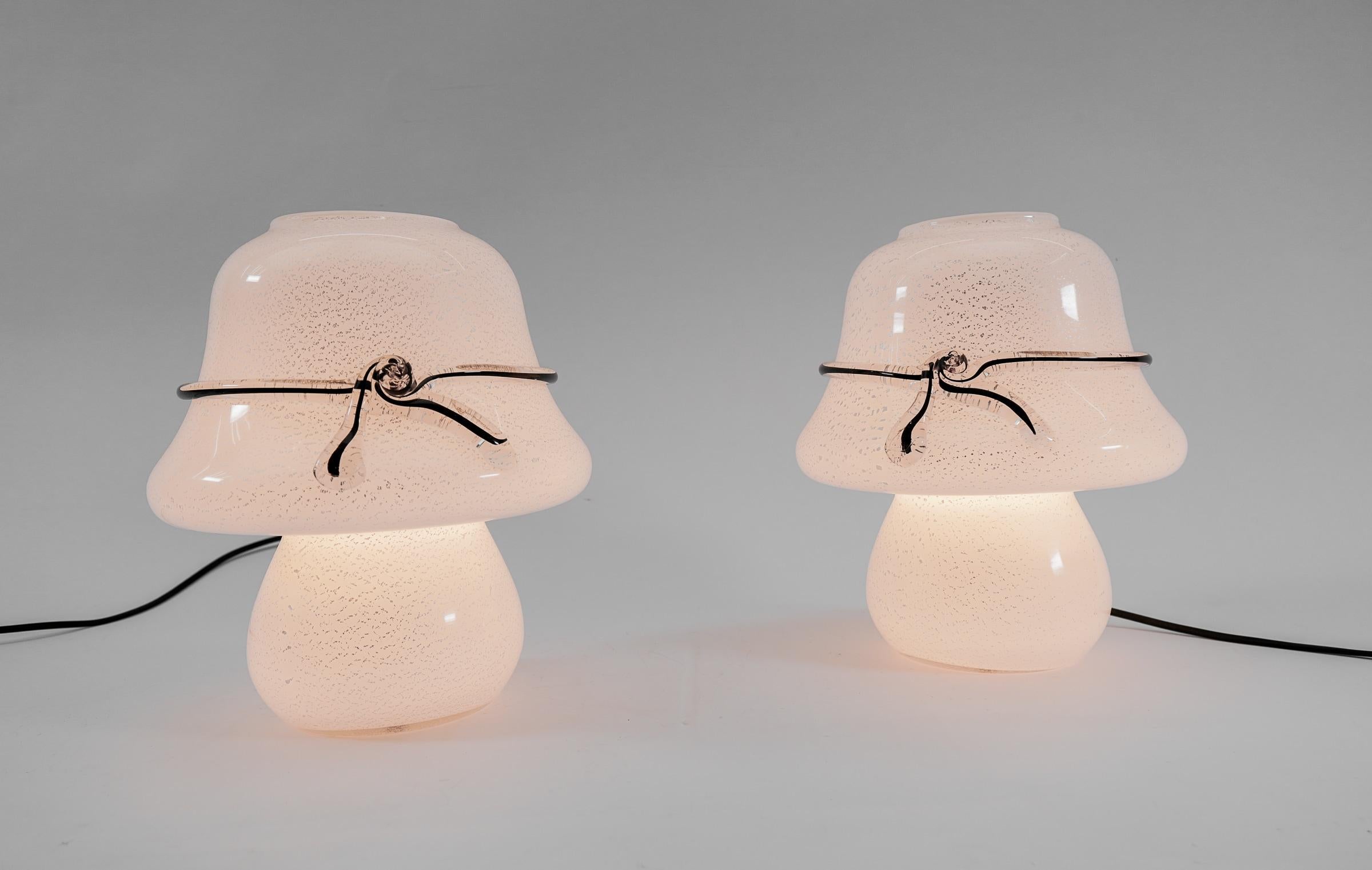 Verre de Murano Paire de lampes de table en forme de champignon de Murano avec plaques d'argent fermées, années 1960 en vente