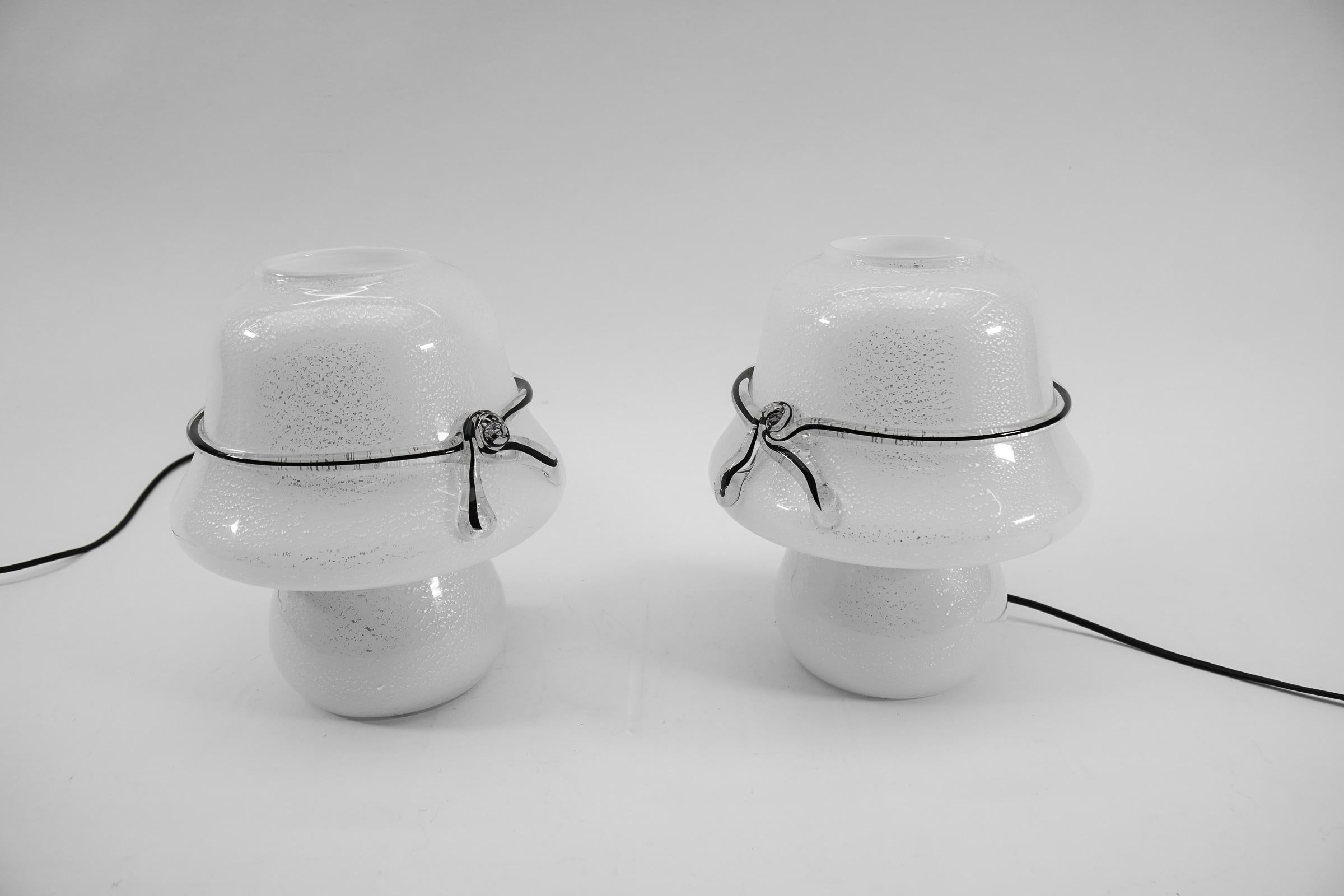 La lampe nécessite chacune 1 ampoule à vis E27 / E26 Edison, est câblée, en état de marche et fonctionne à la fois sur 110 / 230 volts.

Nos lampes sont vérifiées, nettoyées et conviennent à une utilisation aux États-Unis. Pour une utilisation aux