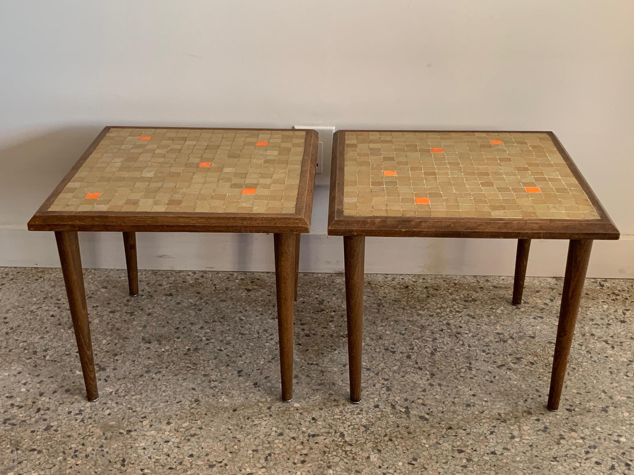 Ein Paar charmante Beistelltische mit Muranokacheln, die in einem zufälligen Muster angeordnet sind.