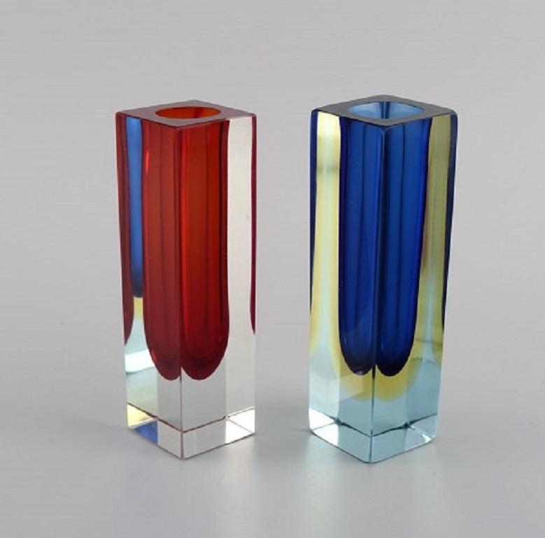 A pair of Murano vases in clear, red and blue mouth blown art glass. Italian design, 1960s.
Measures: 15.5 x 4.5 cm
In excellent condition.