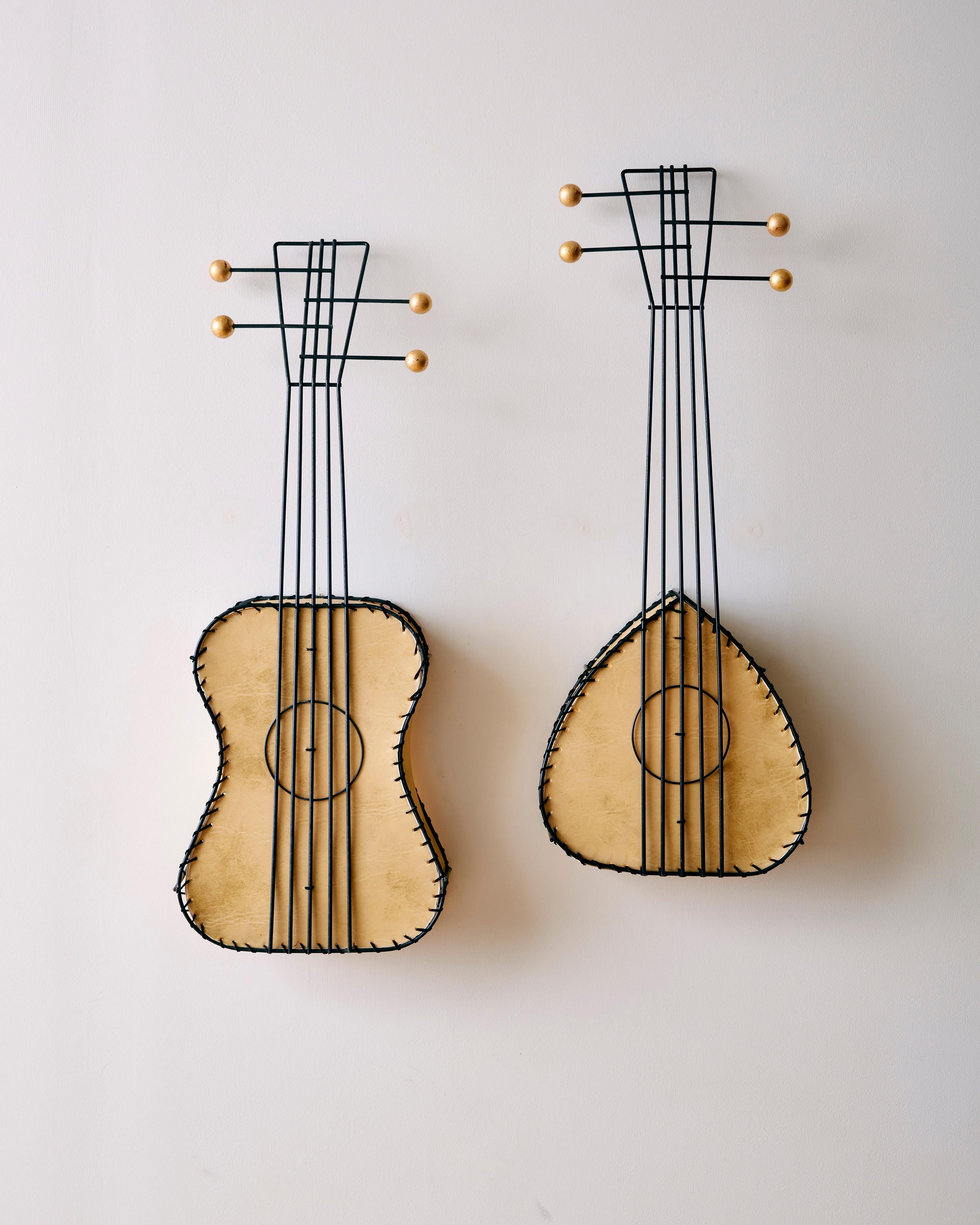 Ein Paar Wandlampen mit Musikinstrumenten von Frederic Weinberg (Moderne der Mitte des Jahrhunderts) im Angebot