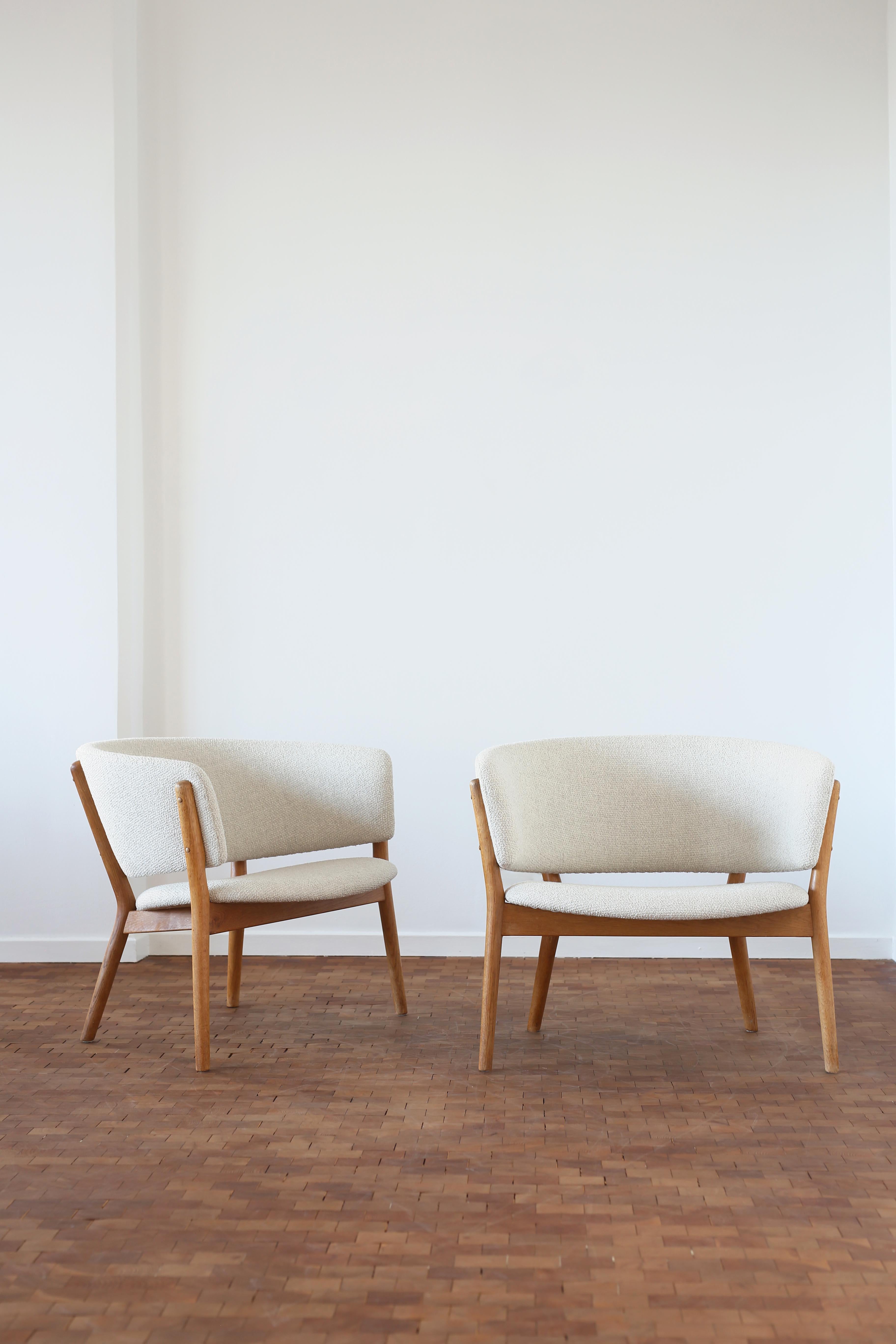 Paire de fauteuils en chêne Nanna Ditzel, recouverts d'un tissu en laine claire. 

Conçu par Ditzel en 1952, fabriqué par Søren Willadsen, Danemark, modèle ND83.

Très bon état. 

Également disponible en chaise simple, sur demande.
 