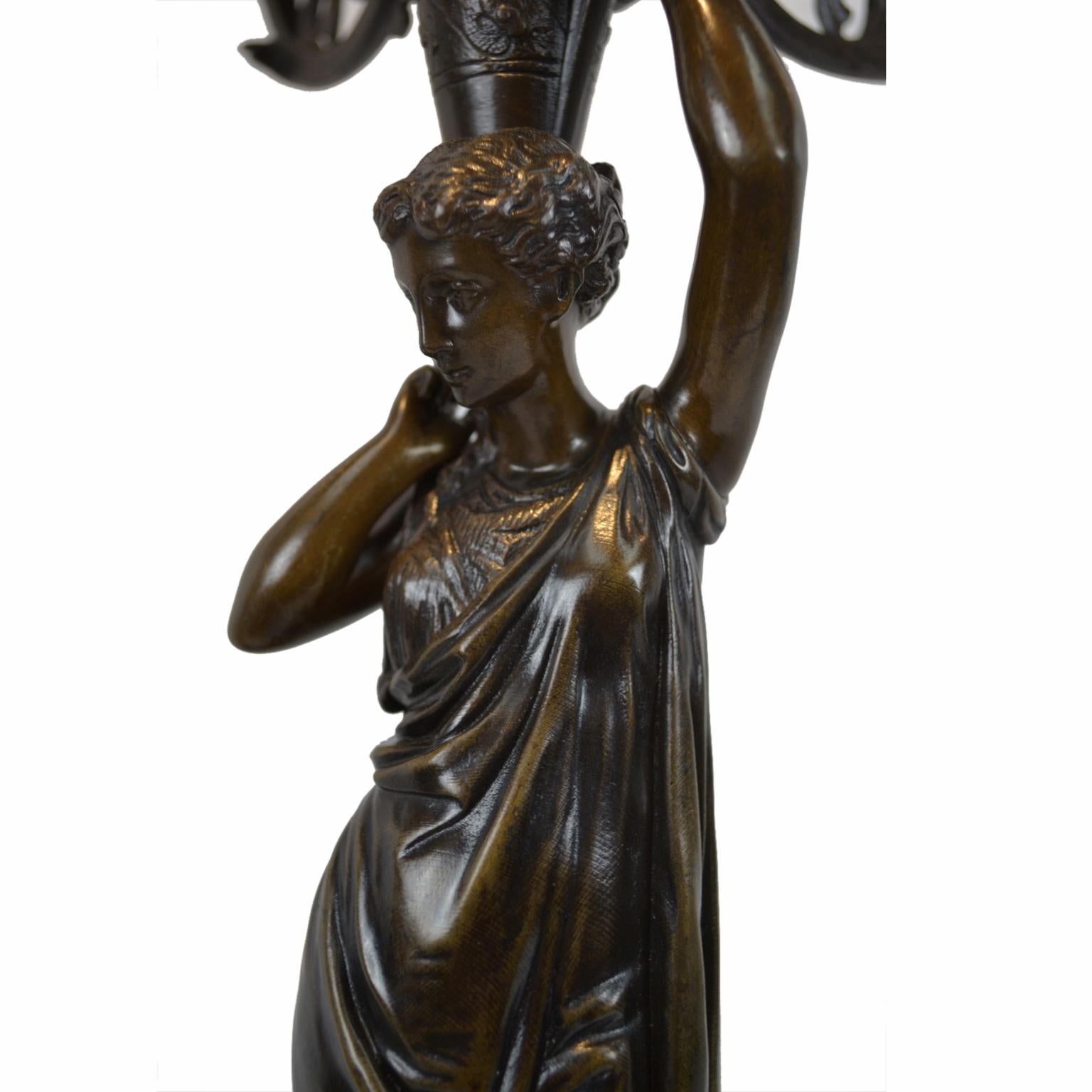 Paar figurale Napoleonische III.-Kandelaber aus patinierter Bronze (Gegossen) im Angebot