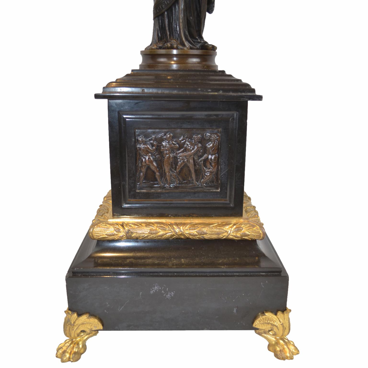 Paar figurale Napoleonische III.-Kandelaber aus patinierter Bronze im Angebot 1