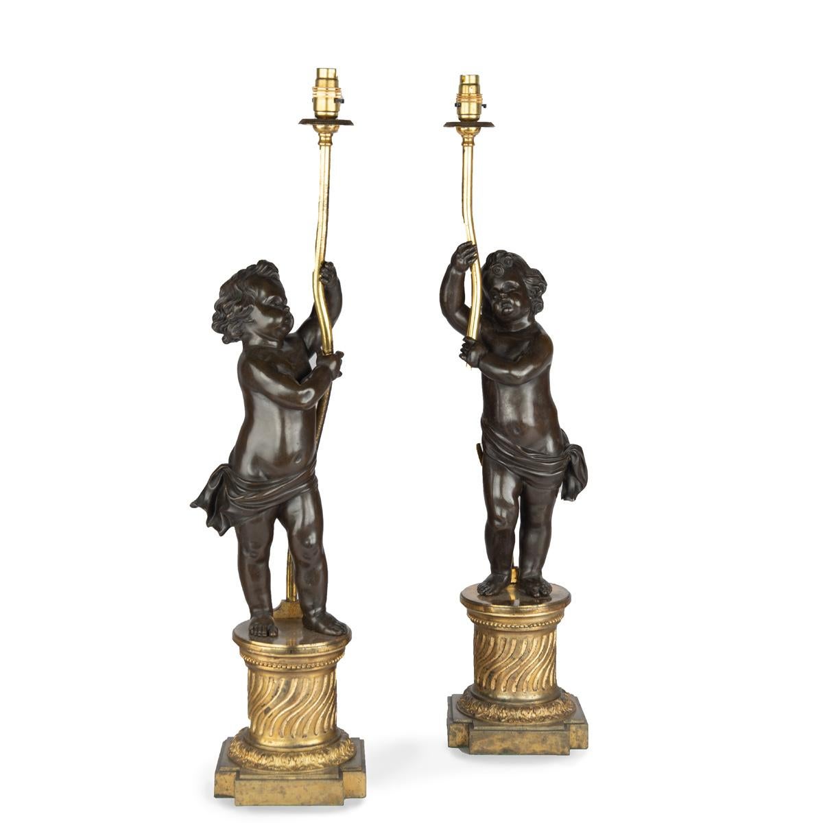 Un par de lámparas de mesa Napoleón III de bronce y ormolina Francés en venta