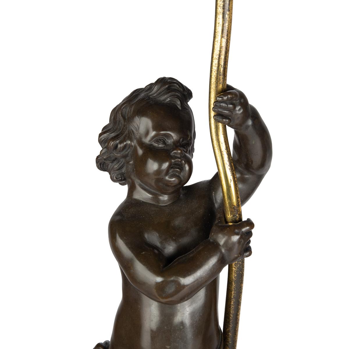 Un par de lámparas de mesa Napoleón III de bronce y ormolina Bronce en venta