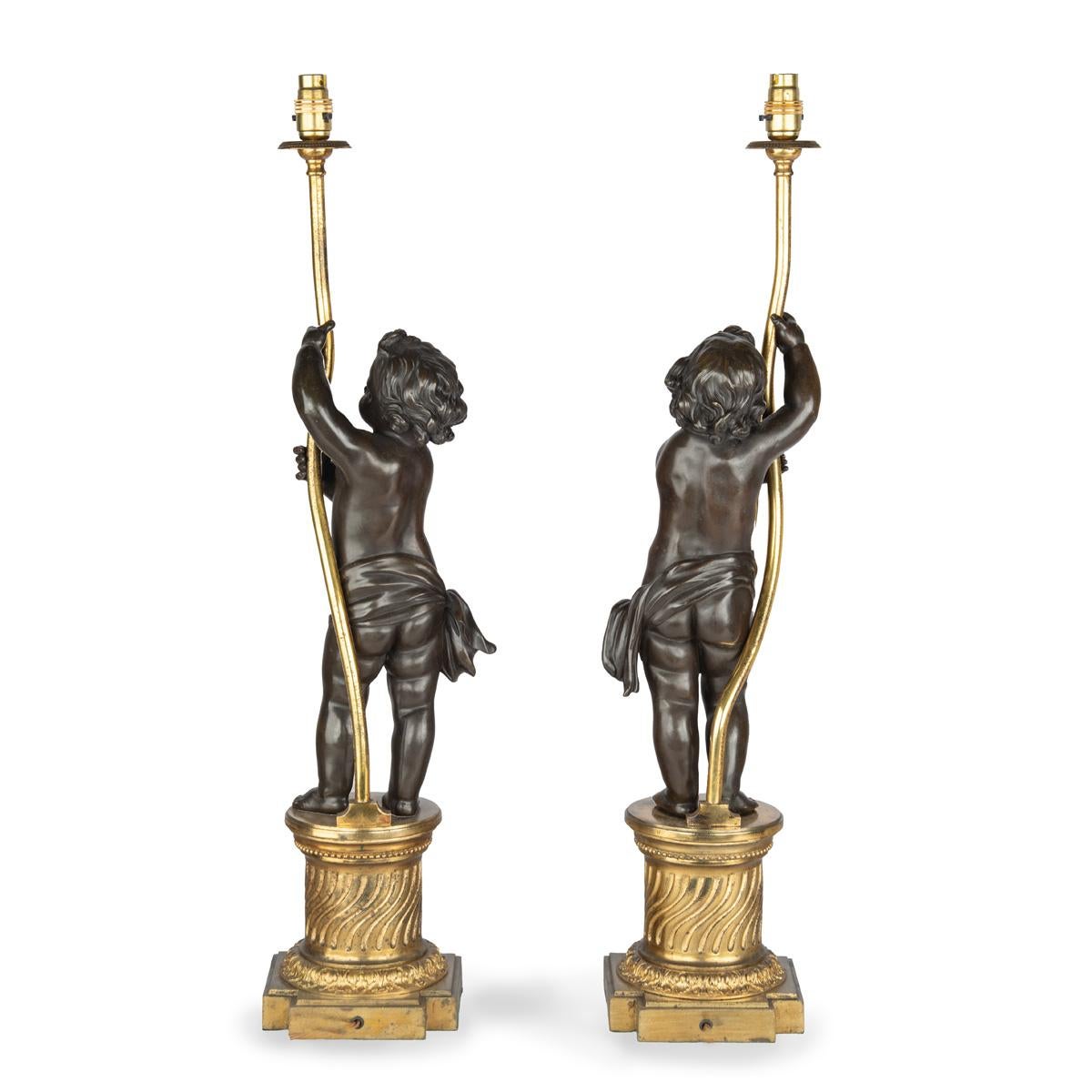 Un par de lámparas de mesa Napoleón III de bronce y ormolina en venta 1