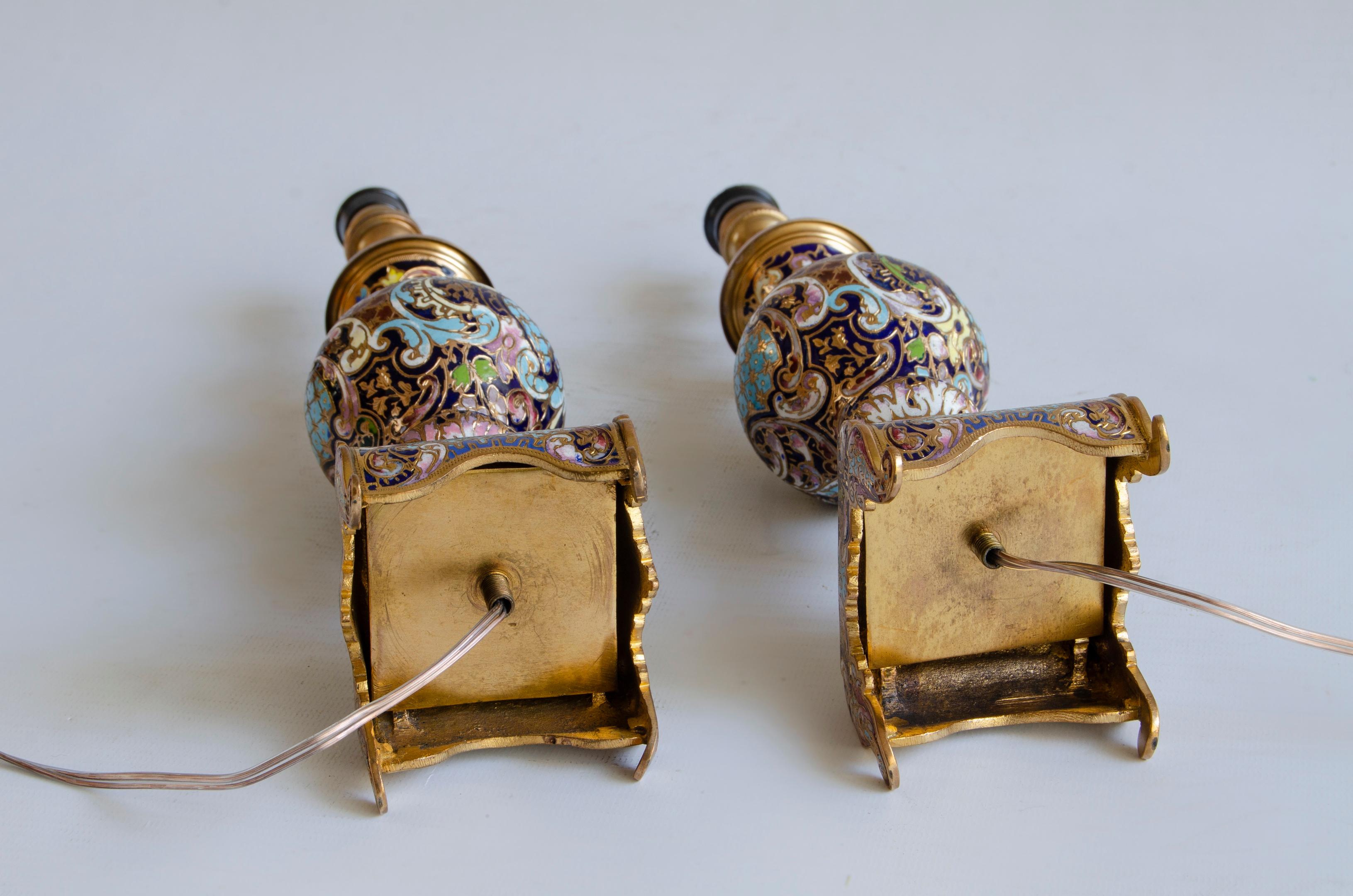 Ein Paar Napoleon-III-Kamplampen
Nachttischlampen aus Champleve-Email und Ronce
elektrifiziert 220 w
19. Jahrhundert, um 1870
herkunft Frankreich.
Der Napoleon-III-Stil hatte seine Blütezeit in den 1850er und 1880er Jahren. Kaiser Napoleon wollte