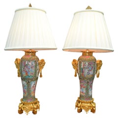 Paar chinesische Famille Rose-Vasenlampen aus vergoldeter Bronze, Napoleon III.-Periode