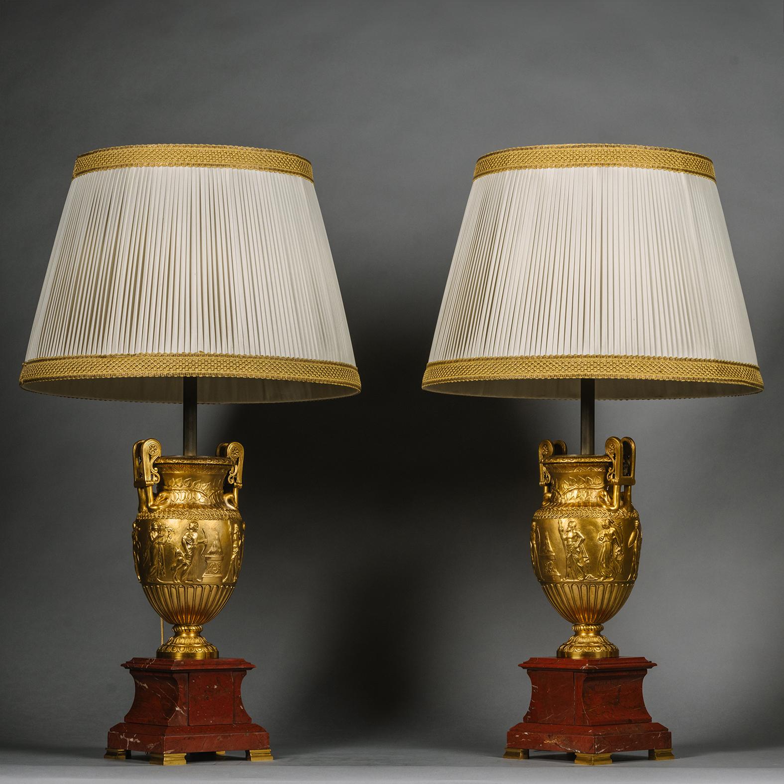 Pareja de jarrones neoclásicos de bronce dorado Napoleón III, equipados como lámparas. Atribuido a Ferdinand Barbedienne.

Diseñado en estilo Néo-Grec, con asas de cisne en forma de volutas y cuerpo fundido en relieve con una procesión de figuras de