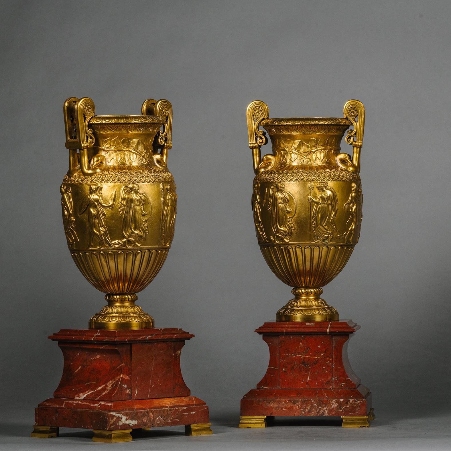 Pareja de jarrones neoclásicos de bronce dorado Napoleón III, equipados como lámparas en Bueno estado para la venta en Brighton, West Sussex