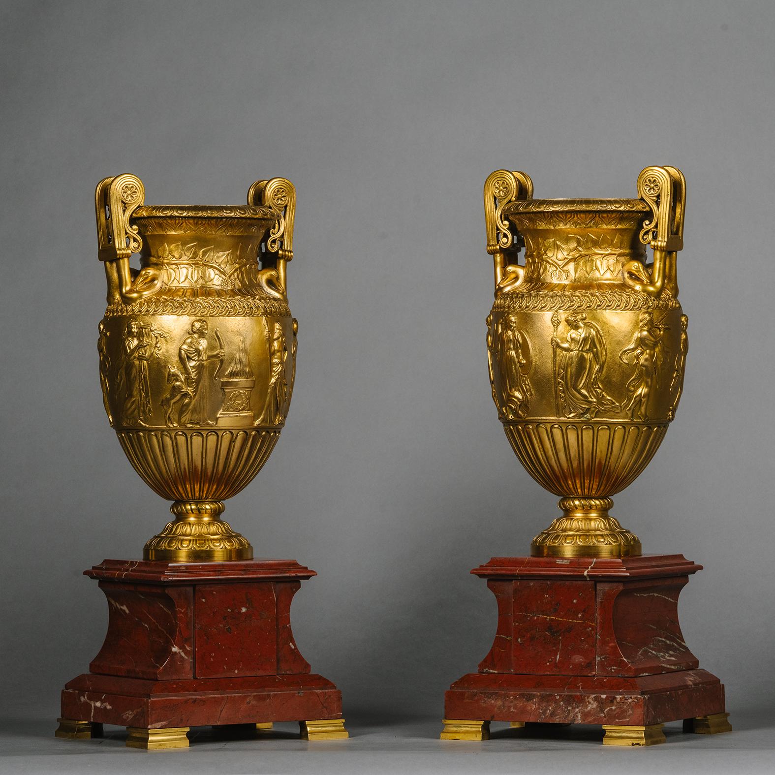 Pareja de jarrones neoclásicos de bronce dorado Napoleón III, equipados como lámparas siglo XIX en venta