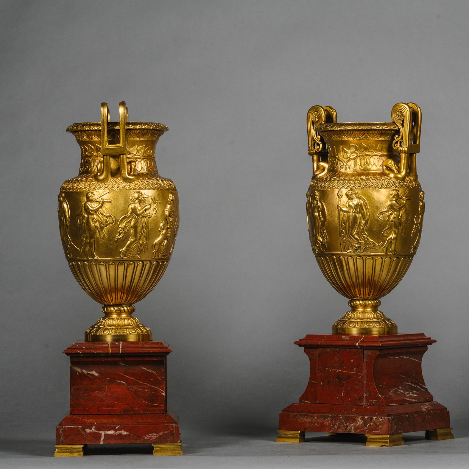 Pareja de jarrones neoclásicos de bronce dorado Napoleón III, equipados como lámparas Ormolú en venta