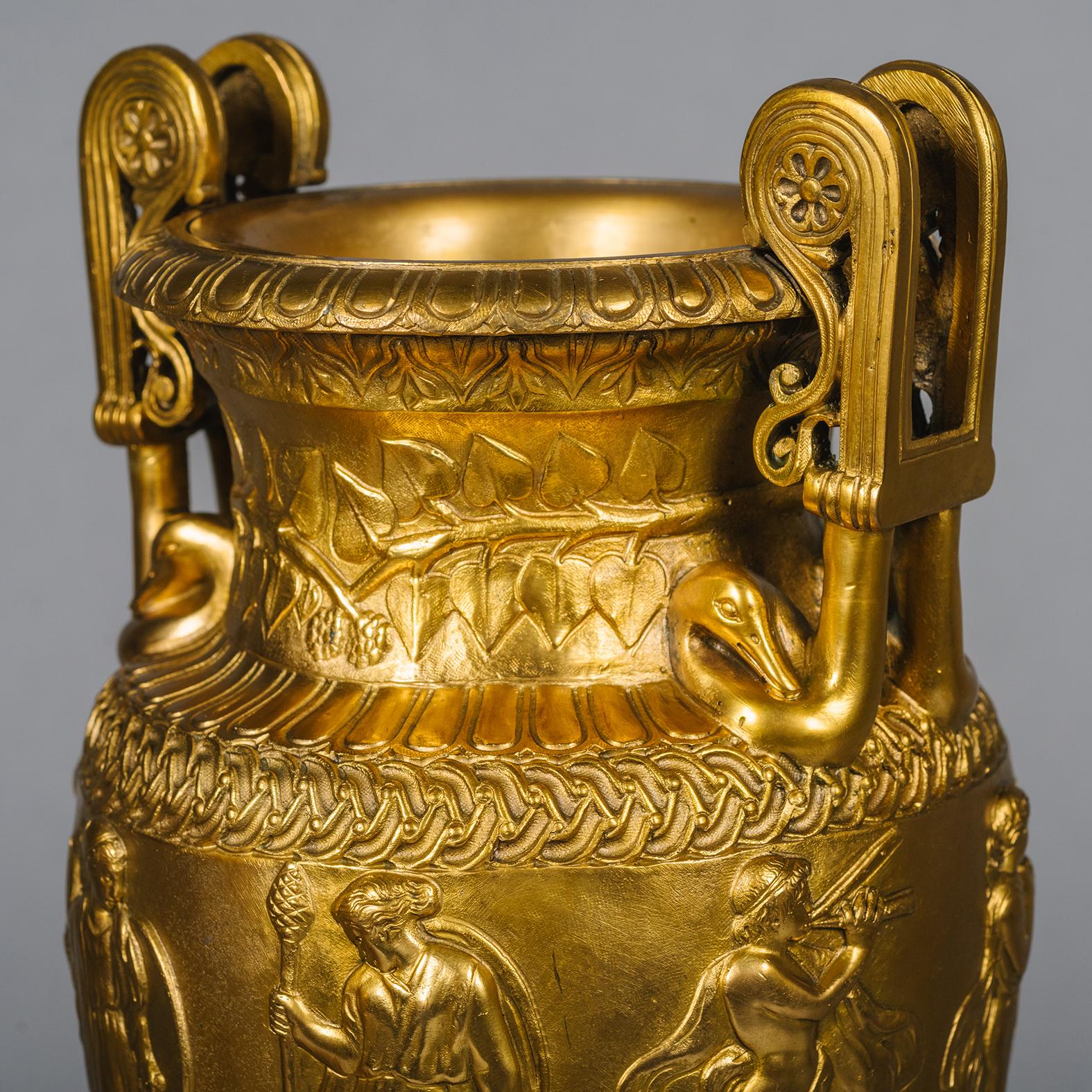 Pareja de jarrones neoclásicos de bronce dorado Napoleón III, equipados como lámparas en venta 1