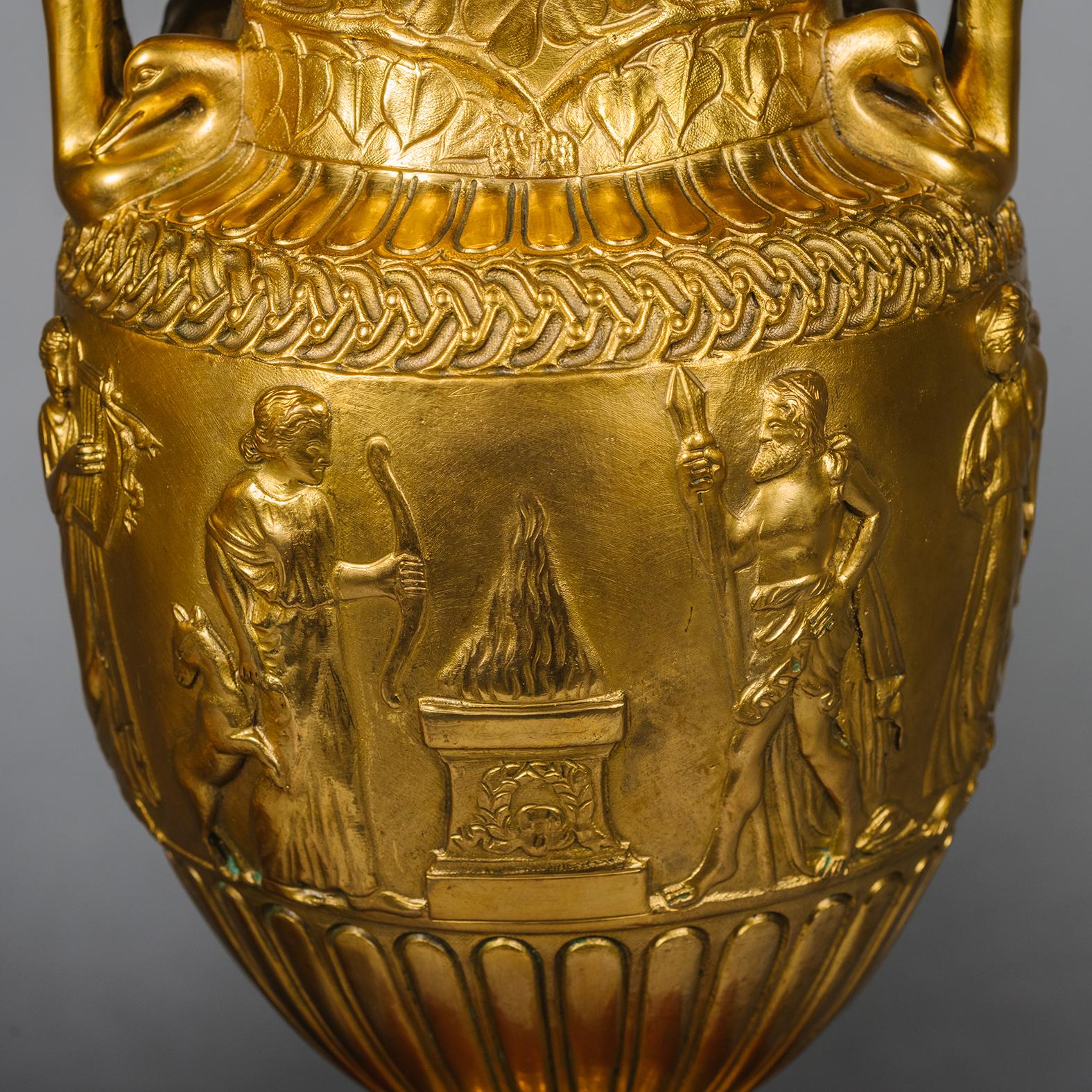 Pareja de jarrones neoclásicos de bronce dorado Napoleón III, equipados como lámparas en venta 2