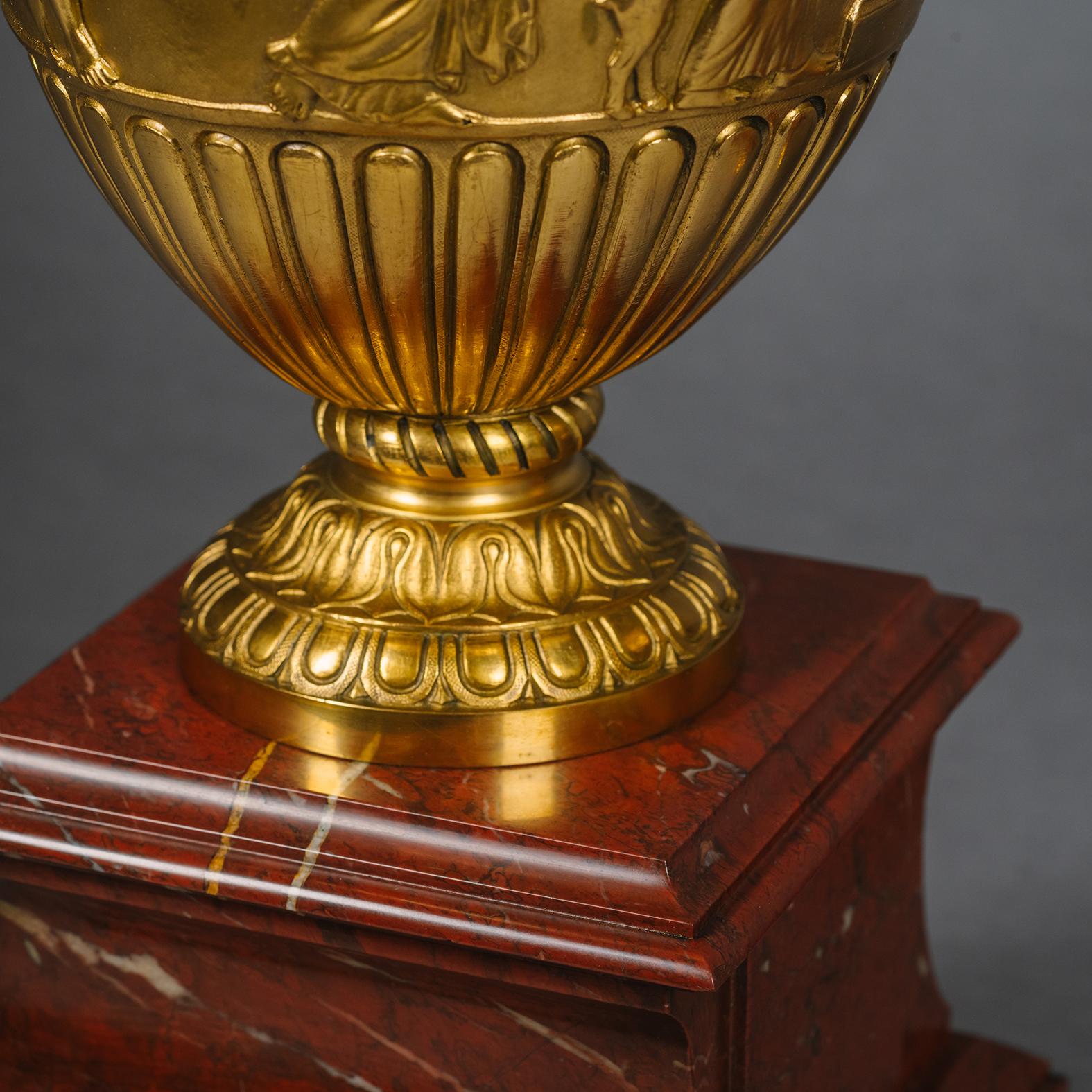 Pareja de jarrones neoclásicos de bronce dorado Napoleón III, equipados como lámparas en venta 3