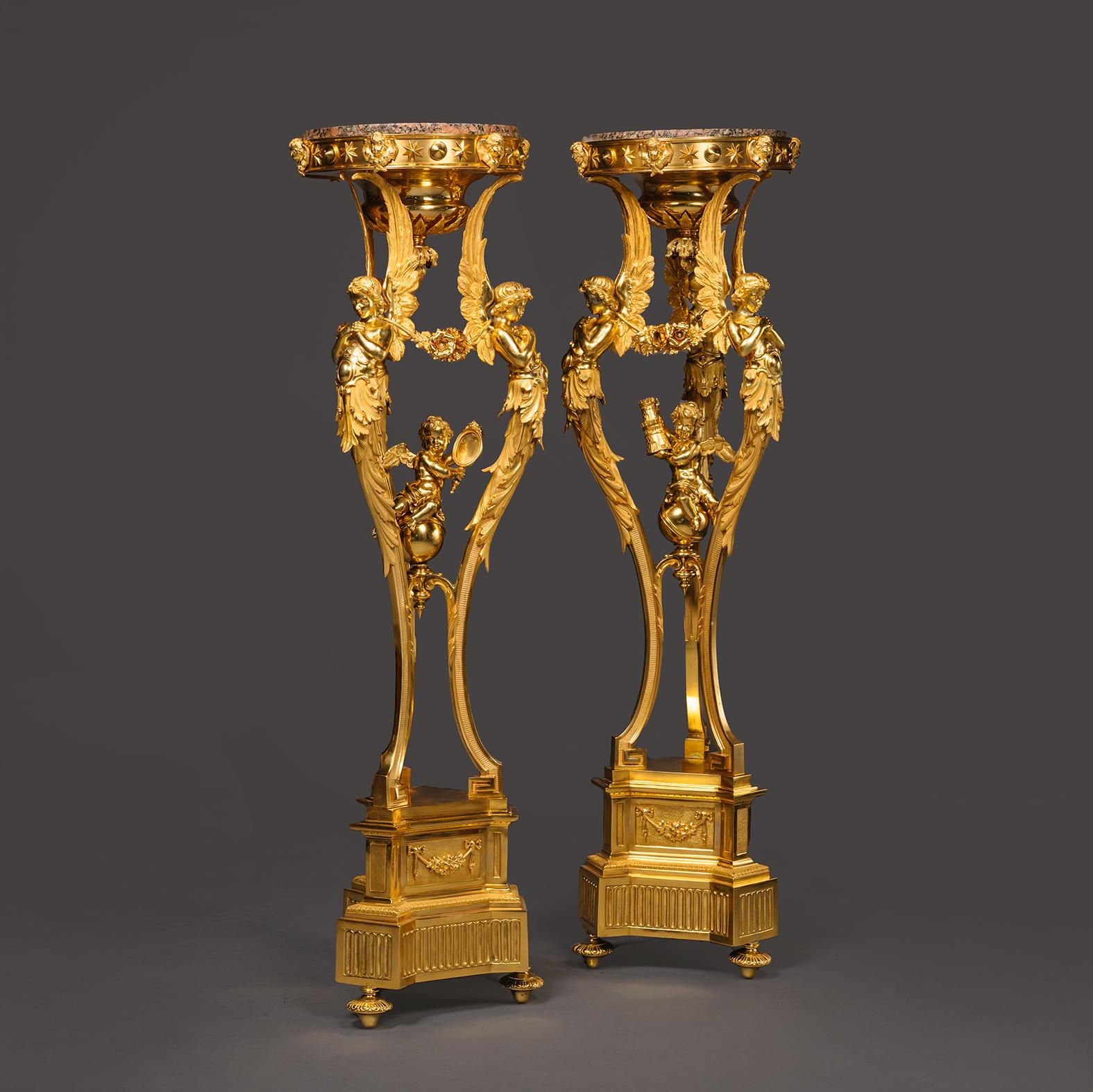 Pareja de pedestales de bronce dorado Napoléon III. 

Cada una modelada con tres soportes verticales de ángeles y unidas por esferas con querubines sentados que sostienen un castillo y un espejo. Las bases tripartitas se elevan sobre pies de toupie.