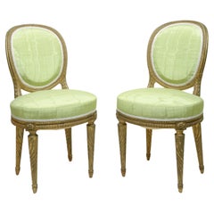 Paire de chaises d'appoint Napoléon III en bois doré et soie verte