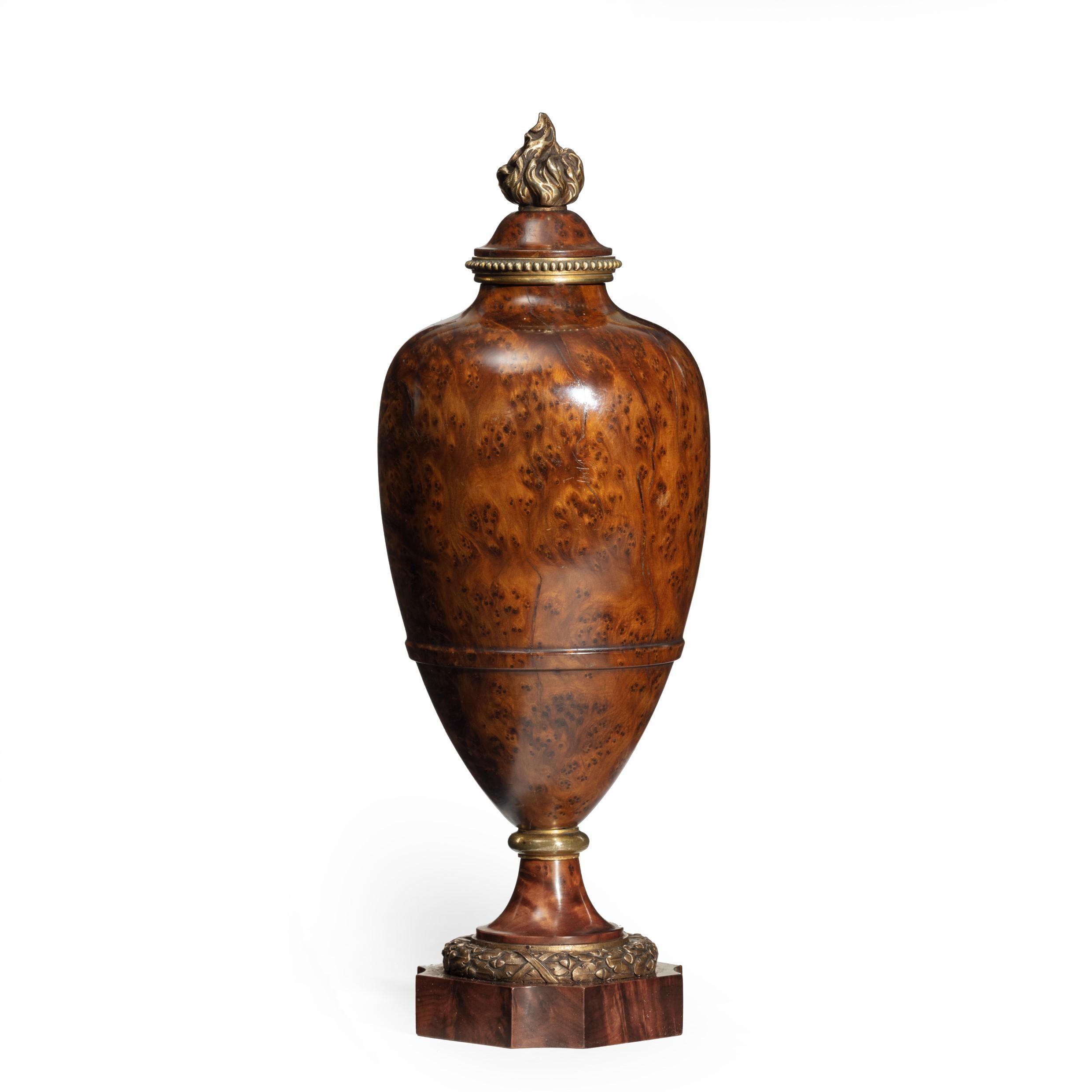 Milieu du XIXe siècle Paire d'urnes marocaines Napoléon III en bois de ronce de Thoya en vente
