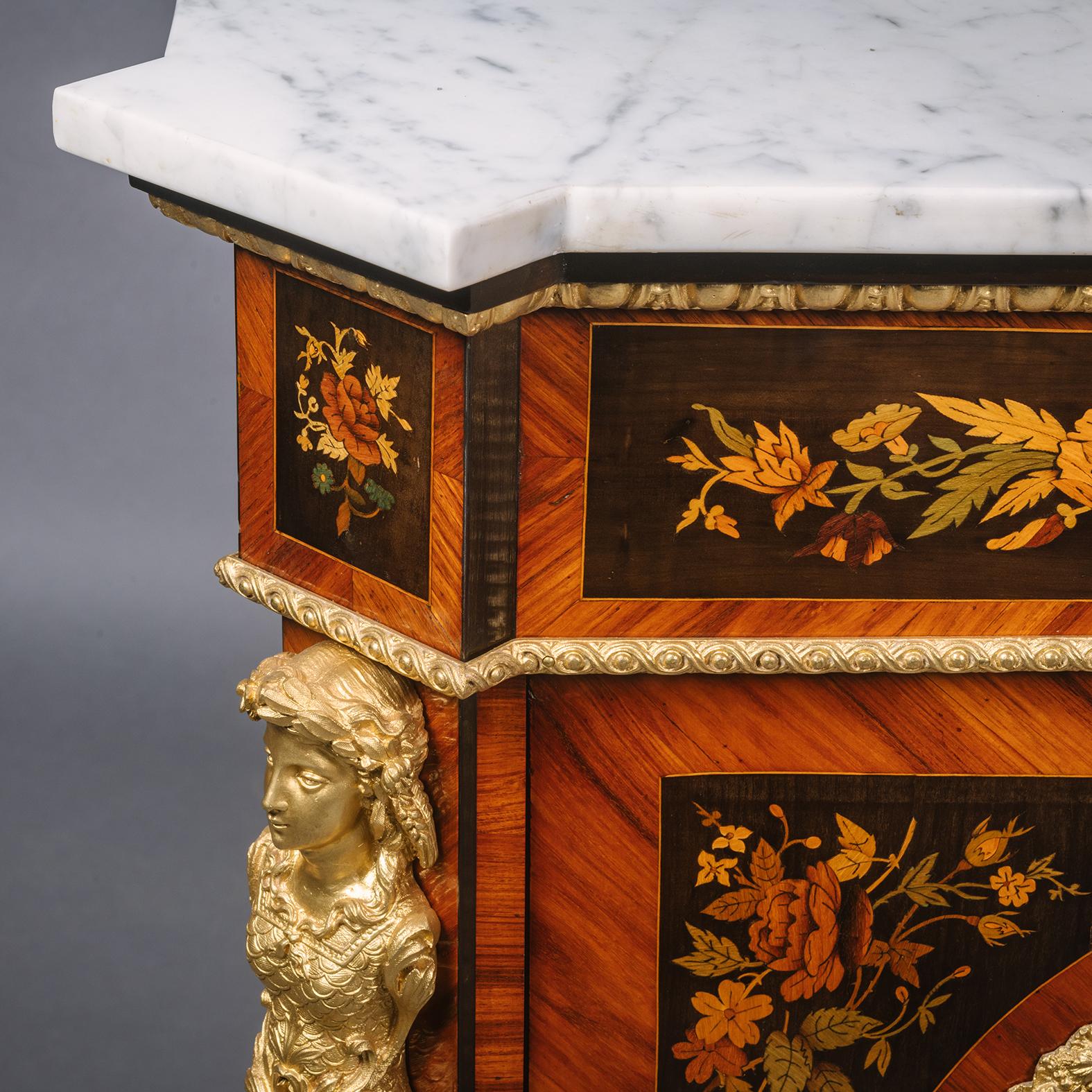Marqueterie Coppia di armadietti laterali in intarsio di Napoleone III con montatura in ormù in vendita