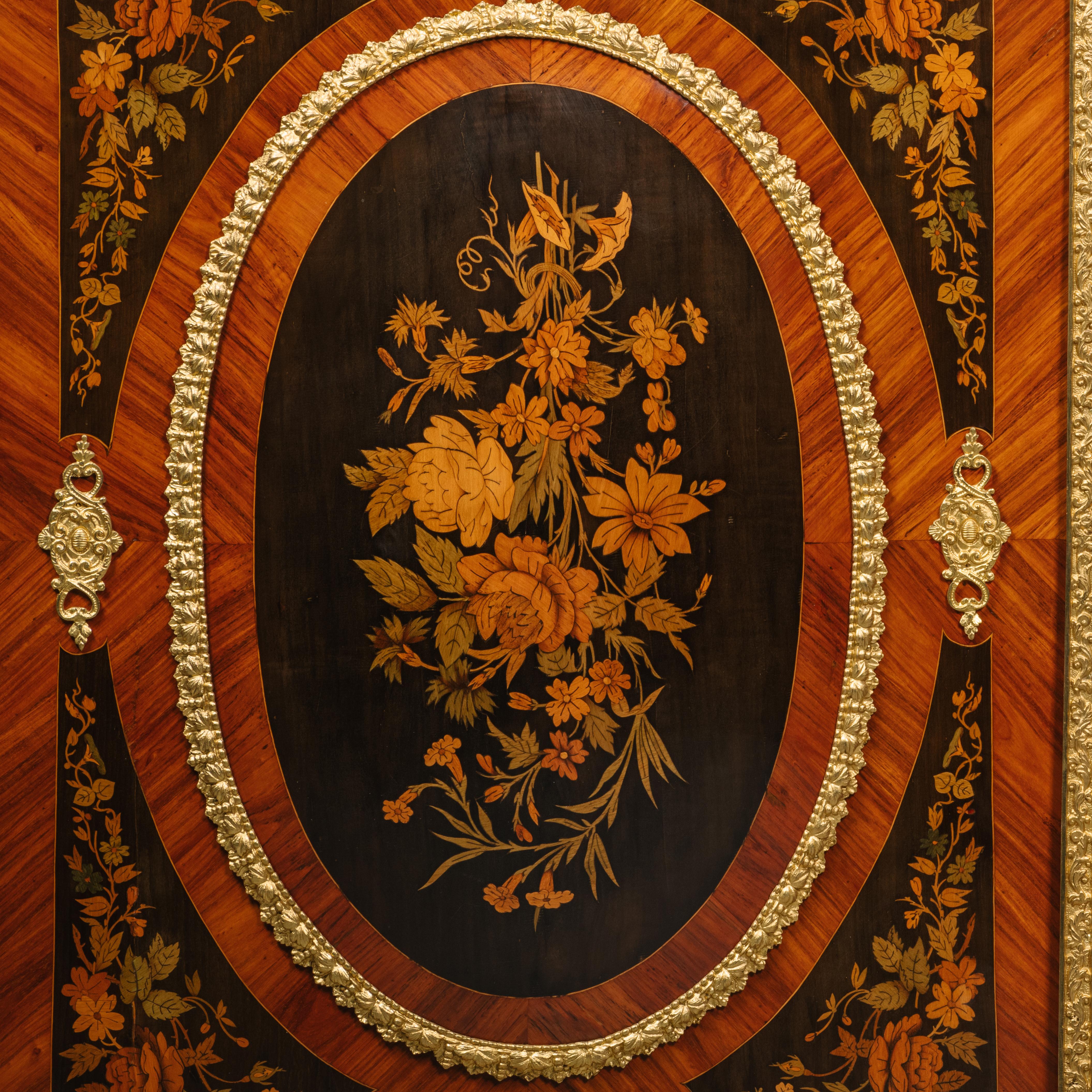 Bronze doré Paire d'armoires latérales en marqueterie montées en bronze doré Napoléon III en vente