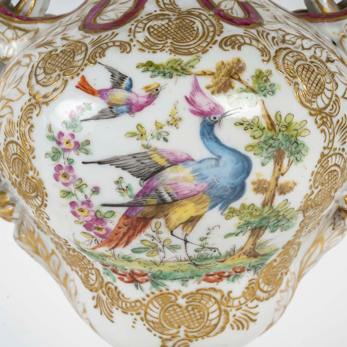 Francese Coppia di vasi coperti in porcellana del periodo Napoleone III, XIX secolo. in vendita