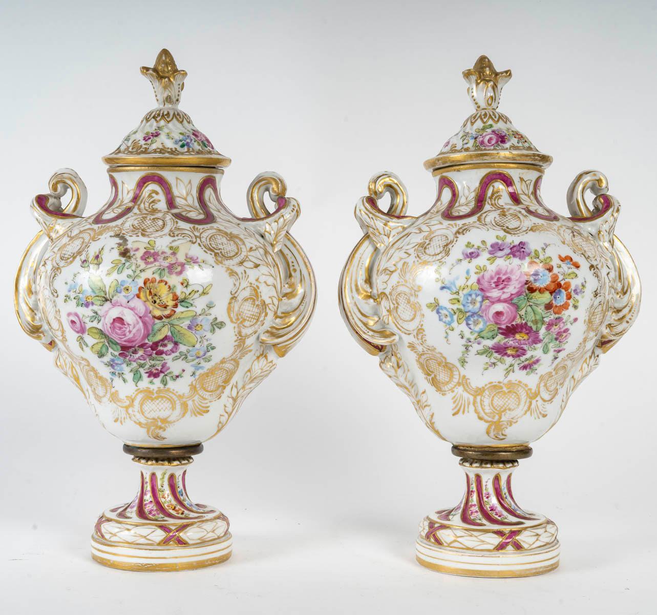 Porcellana Coppia di vasi coperti in porcellana del periodo Napoleone III, XIX secolo. in vendita