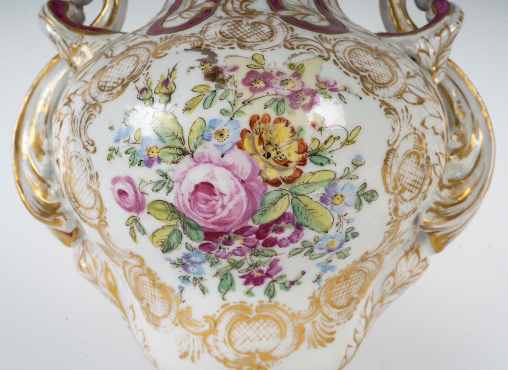 Coppia di vasi coperti in porcellana del periodo Napoleone III, XIX secolo. in vendita 1