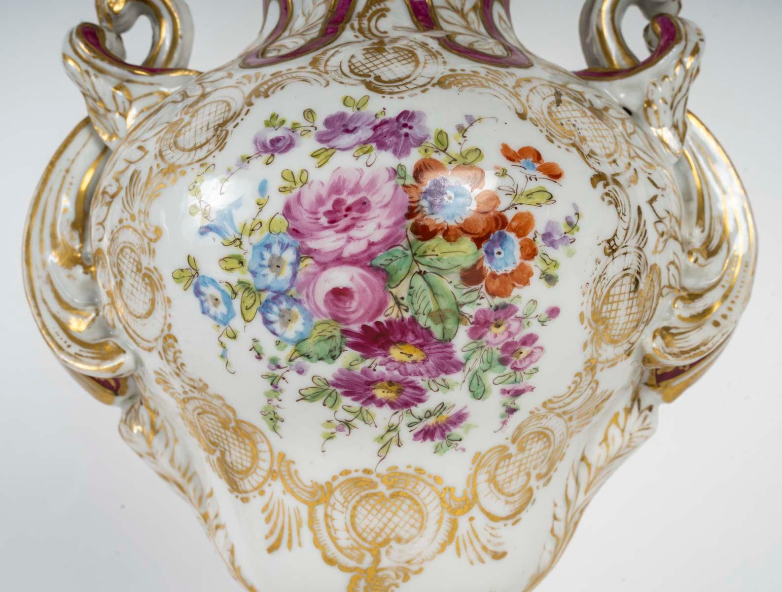 Coppia di vasi coperti in porcellana del periodo Napoleone III, XIX secolo. in vendita 2