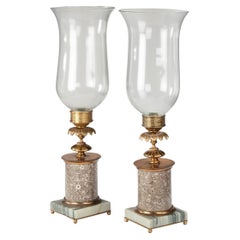 Une paire de lampes décoratives pour tempêtes