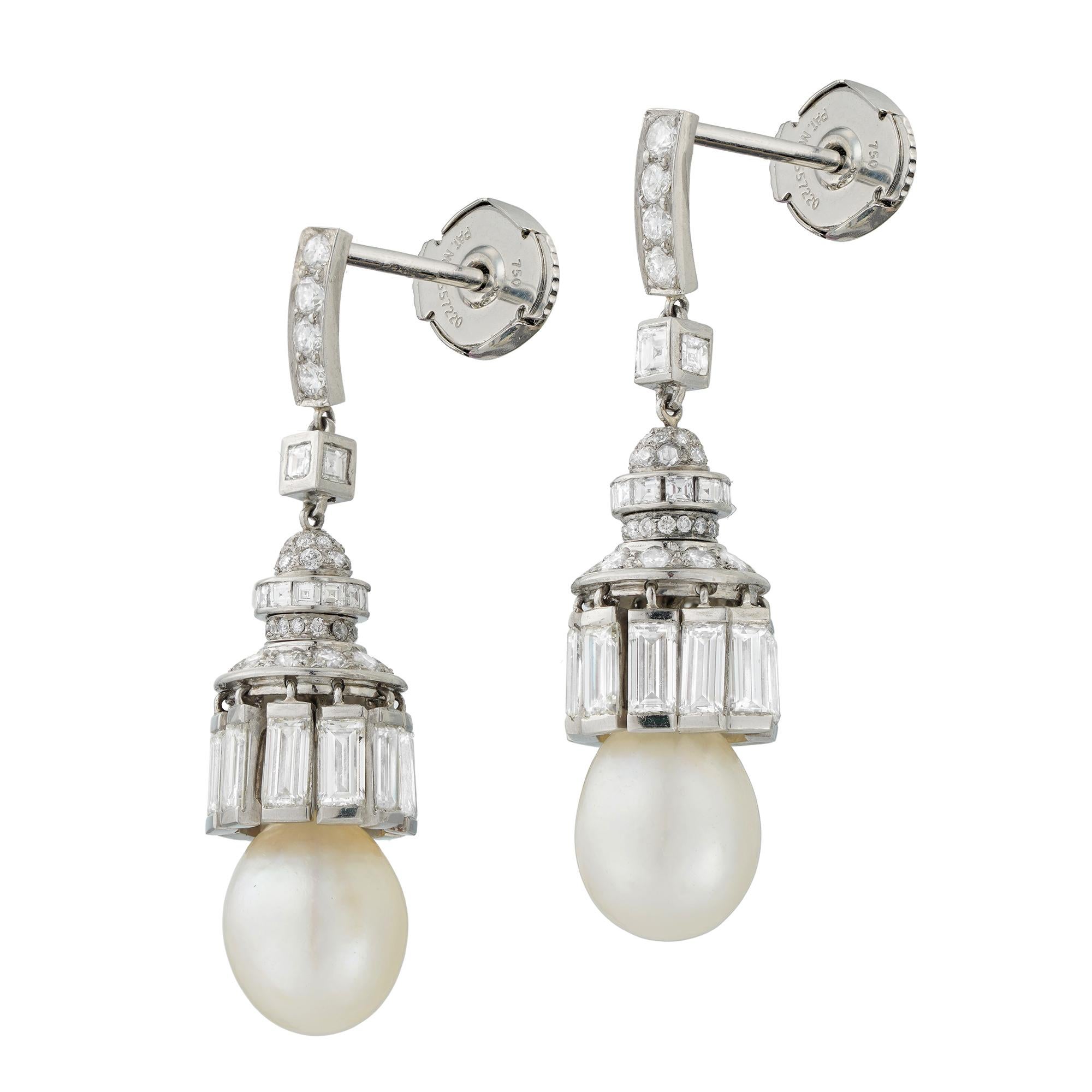 Un paio di orecchini con perle naturali e diamanti a lustro, ciascuno con una perla a forma di pera, accompagnata da un rapporto di Gem and Pearl che ne attesta l'origine naturale d'acqua salata, che misura circa 8 mm di diametro, il cappuccio