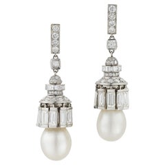 Une paire de boucles d'oreilles lustrées en perles naturelles et diamants