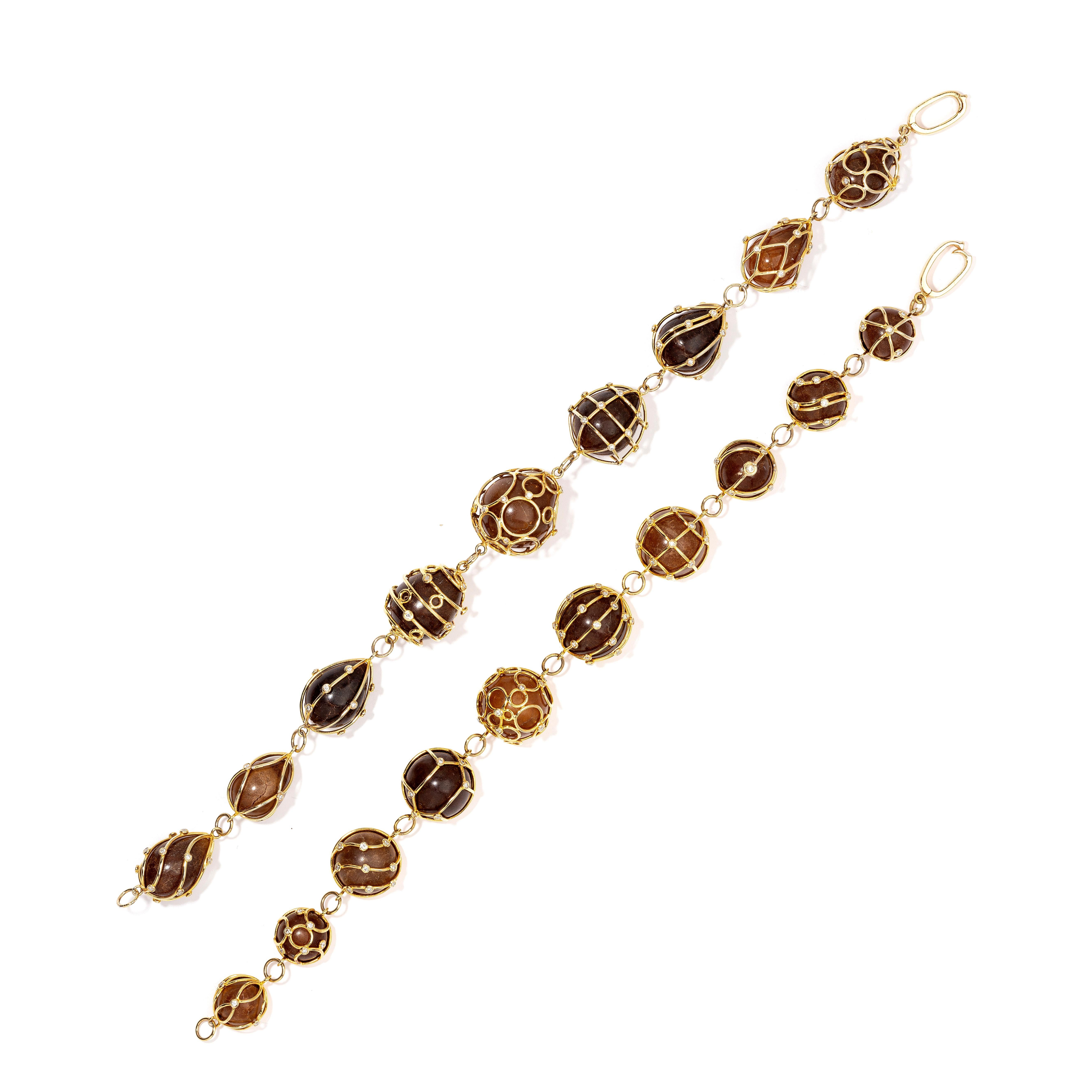One pair of bracelets made in 18k gold and set with 19 loose brown and black Natural Saltwater button shaped Pearls
Certified by GGTL certififcate 