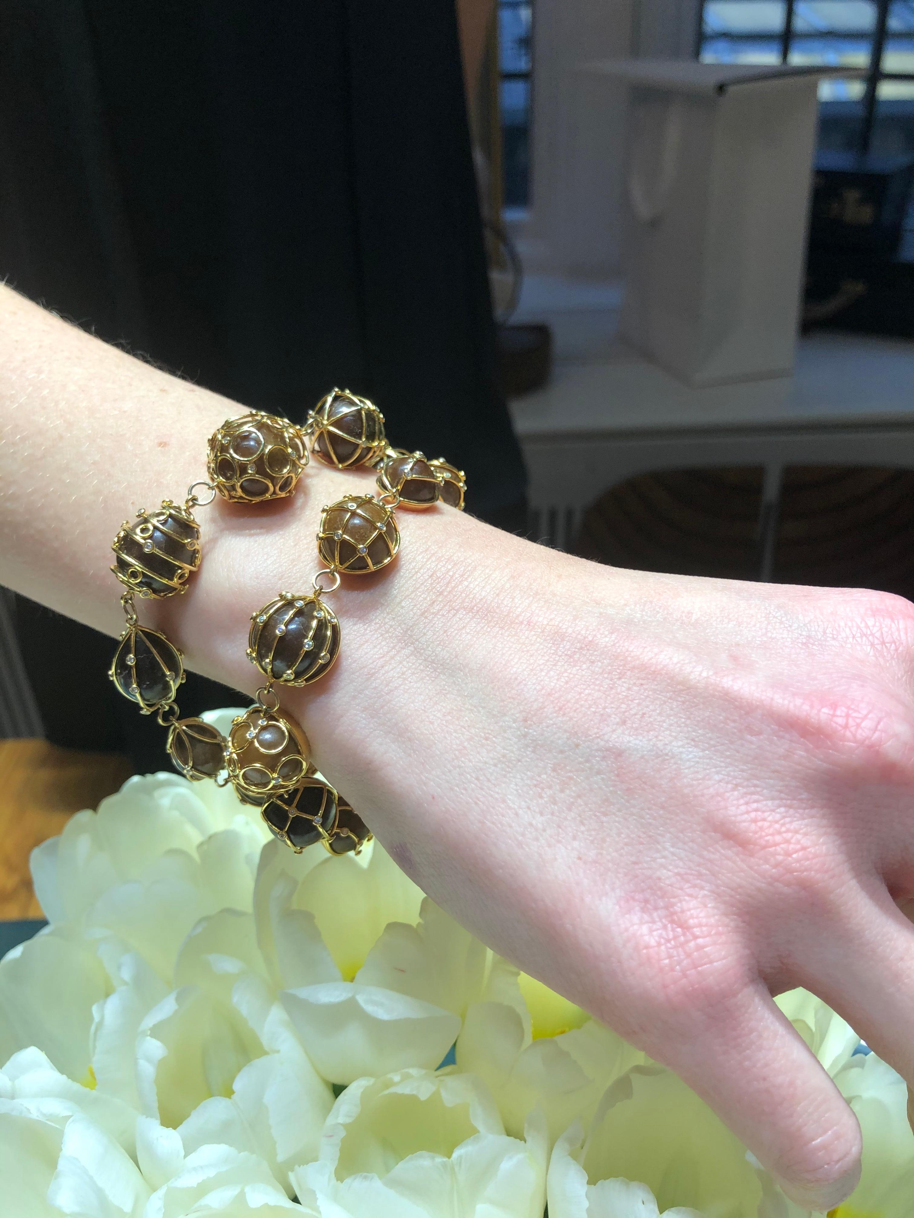 Modern Pair of Natural Saltwater Pearl Bracelets in 18 Karat Yellow Gold Bracelets For Sale